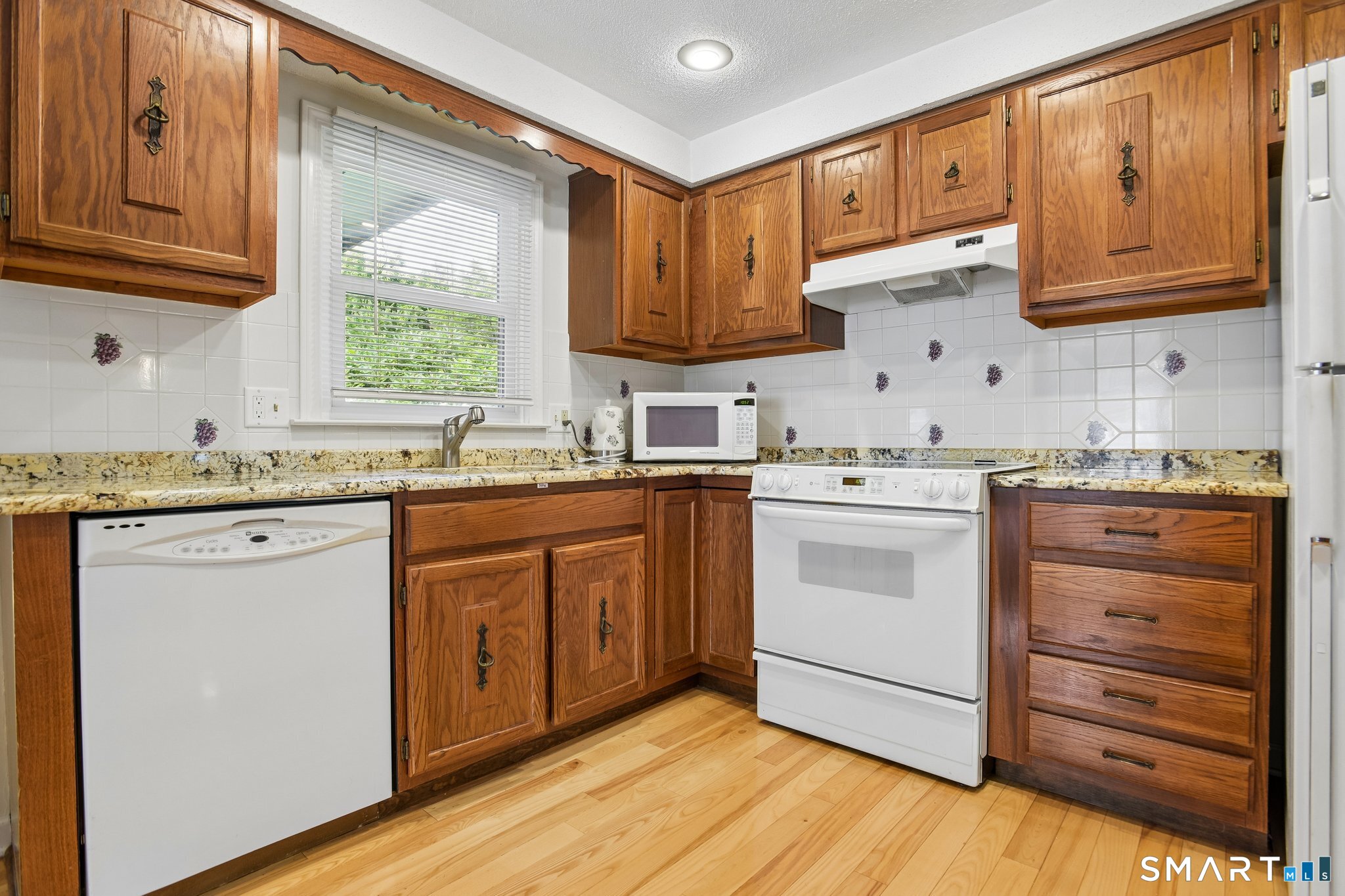 2496 Long Hill Road Property Photo 9