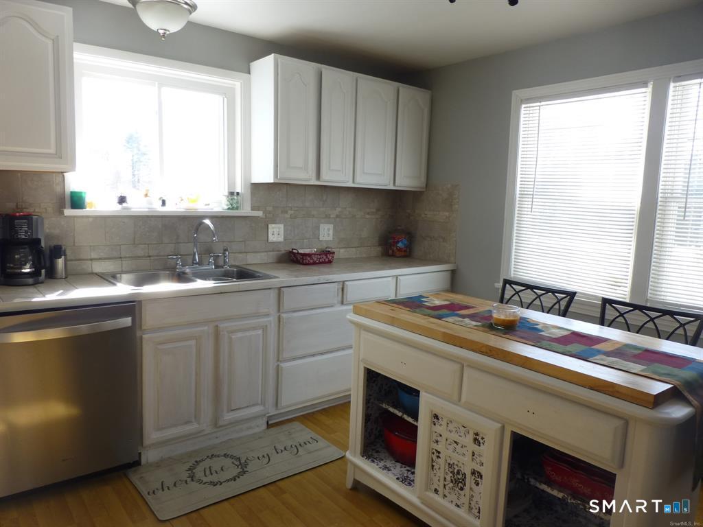 593 Mohegan Avenue Parkway Property Photo 3