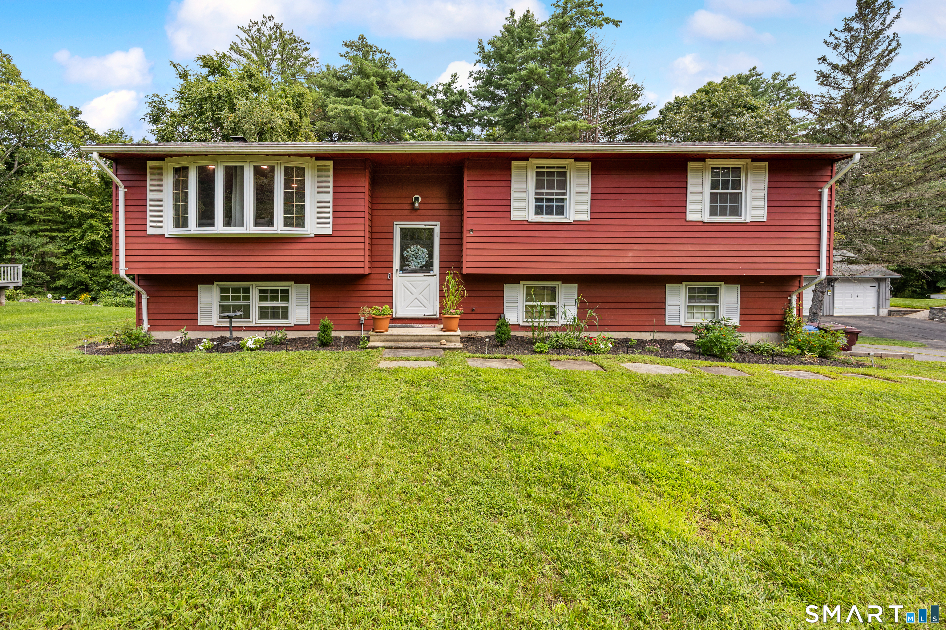 14 Glen Hollow Drive Property Photo 1