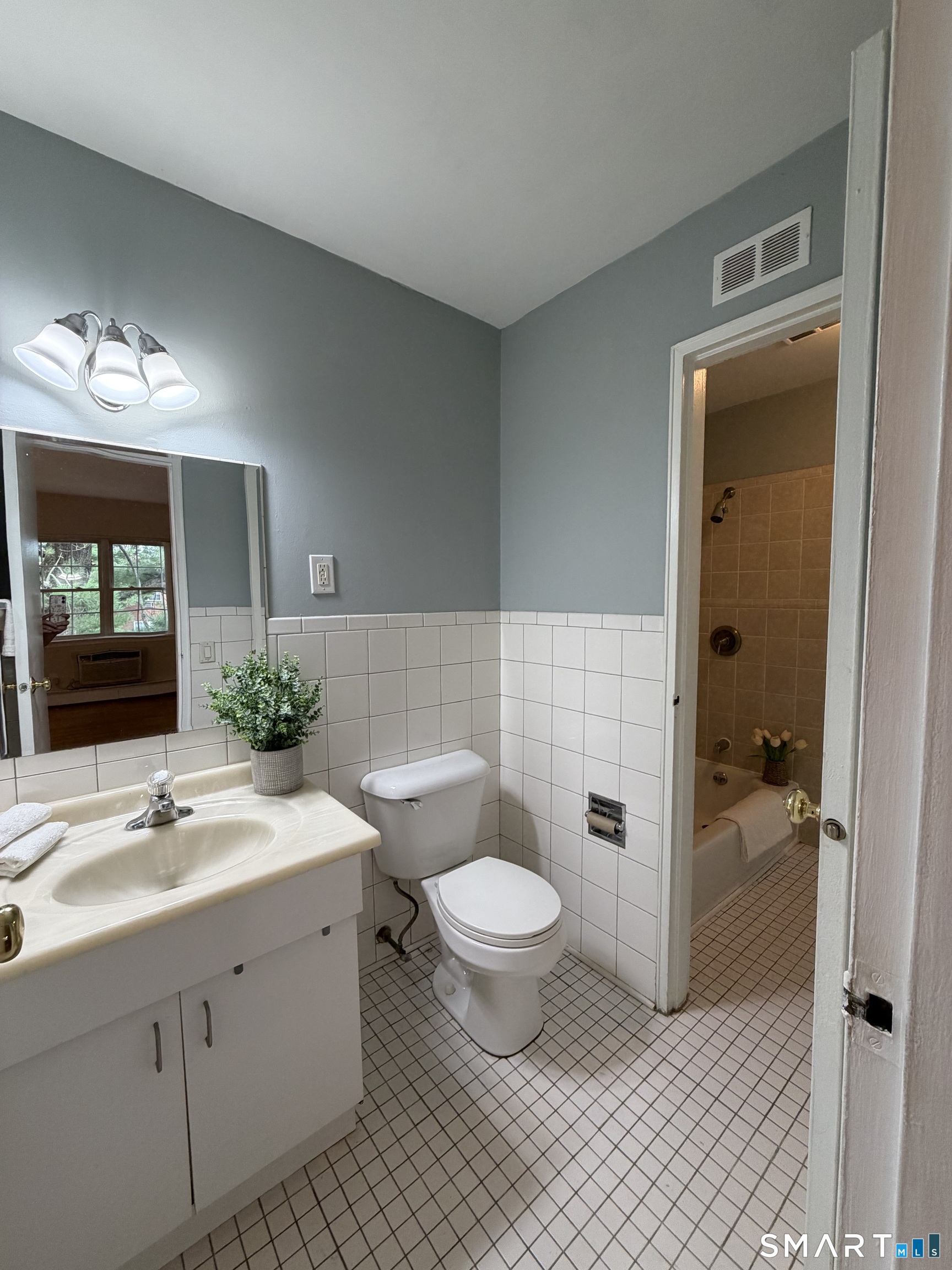 1070 New Haven 70 Avenue Property Photo 18