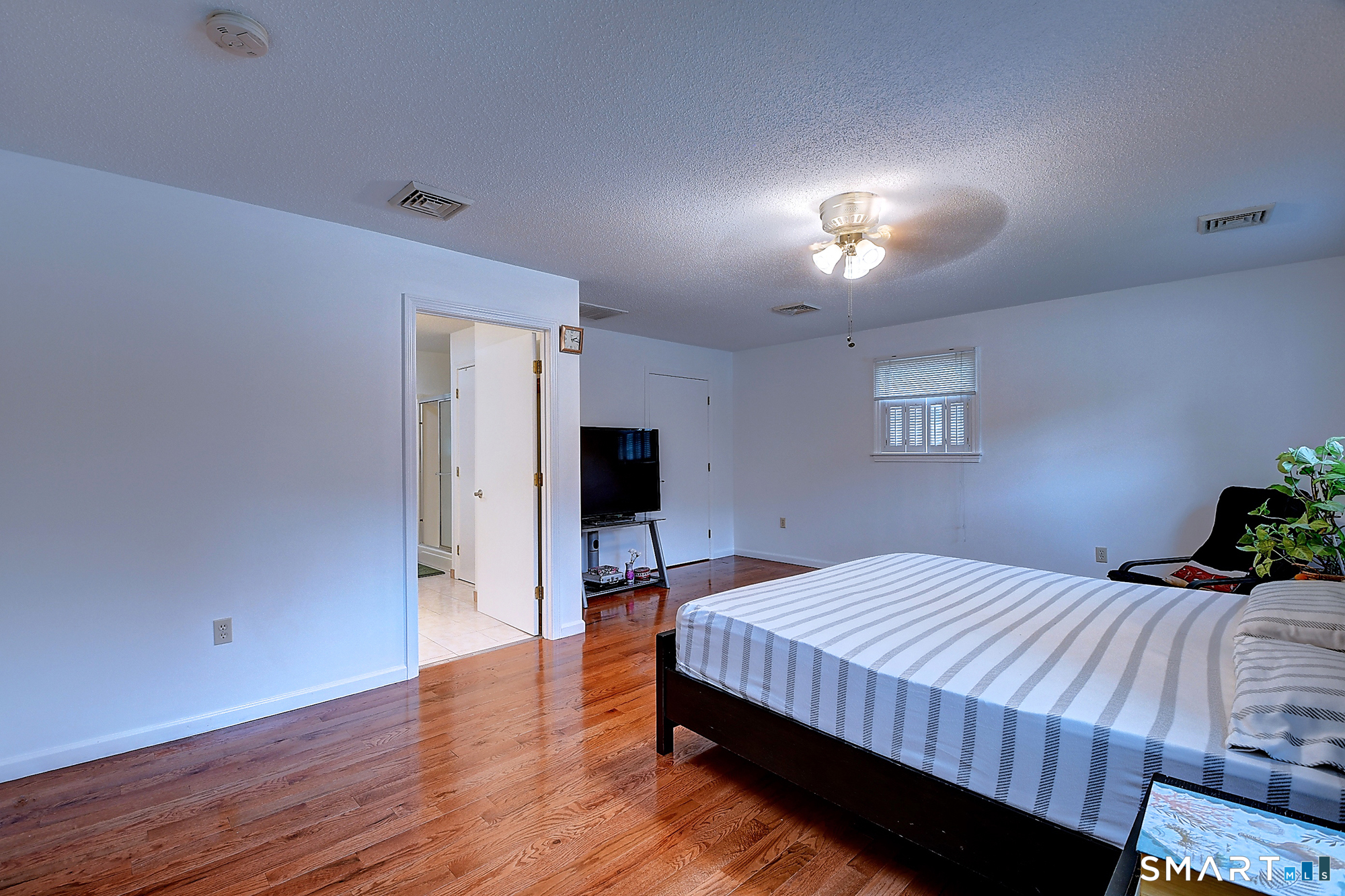 132 Woodfield Crossing Property Photo 8