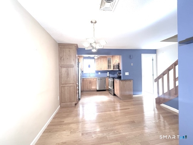 410 Farmington O5 Avenue Property Photo 4