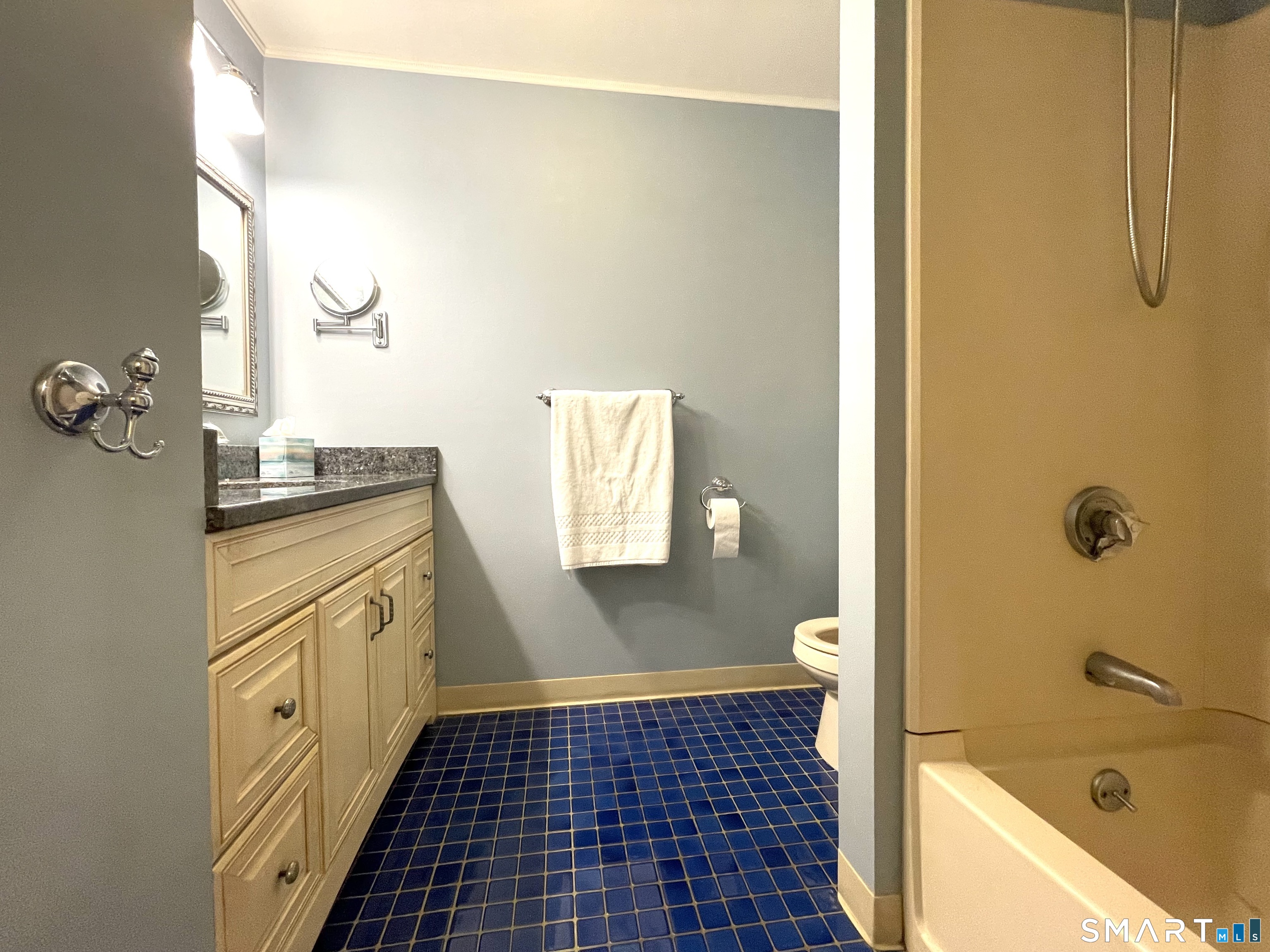 410 Farmington O5 Avenue Property Photo 13