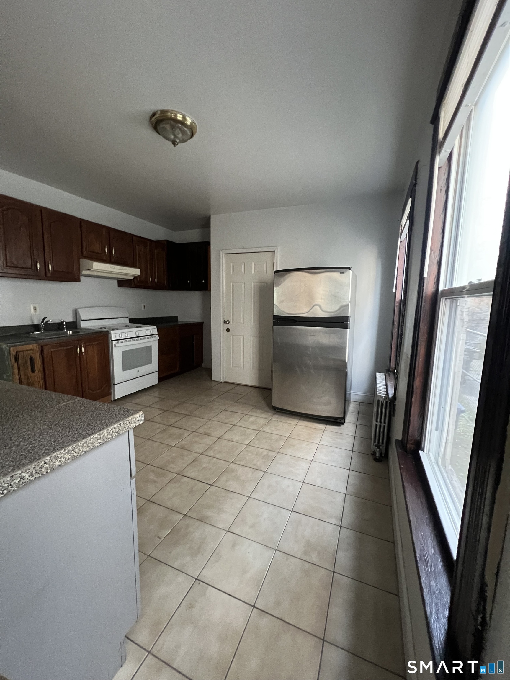 980 Howard Avenue Property Photo 4