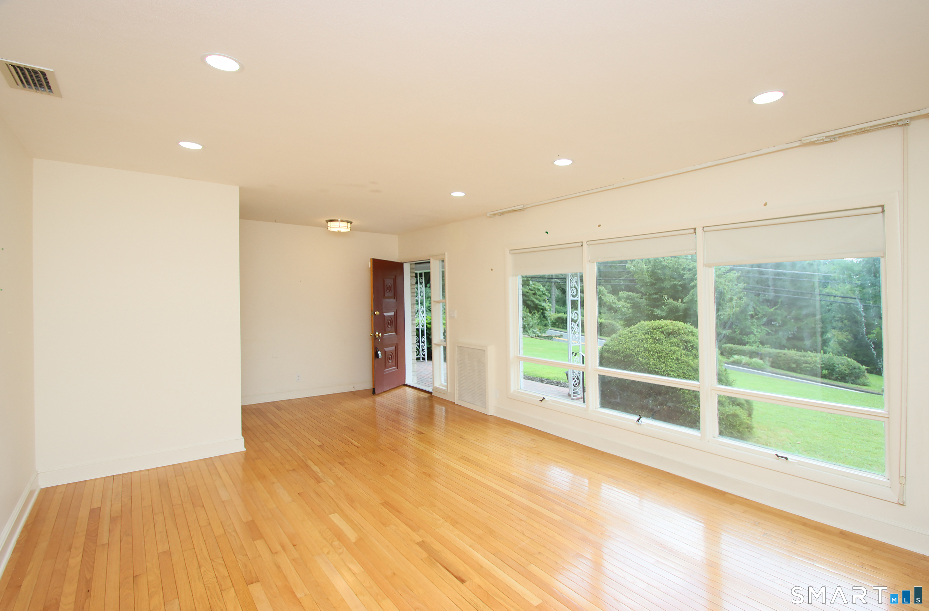 85 Center Street Property Photo 4