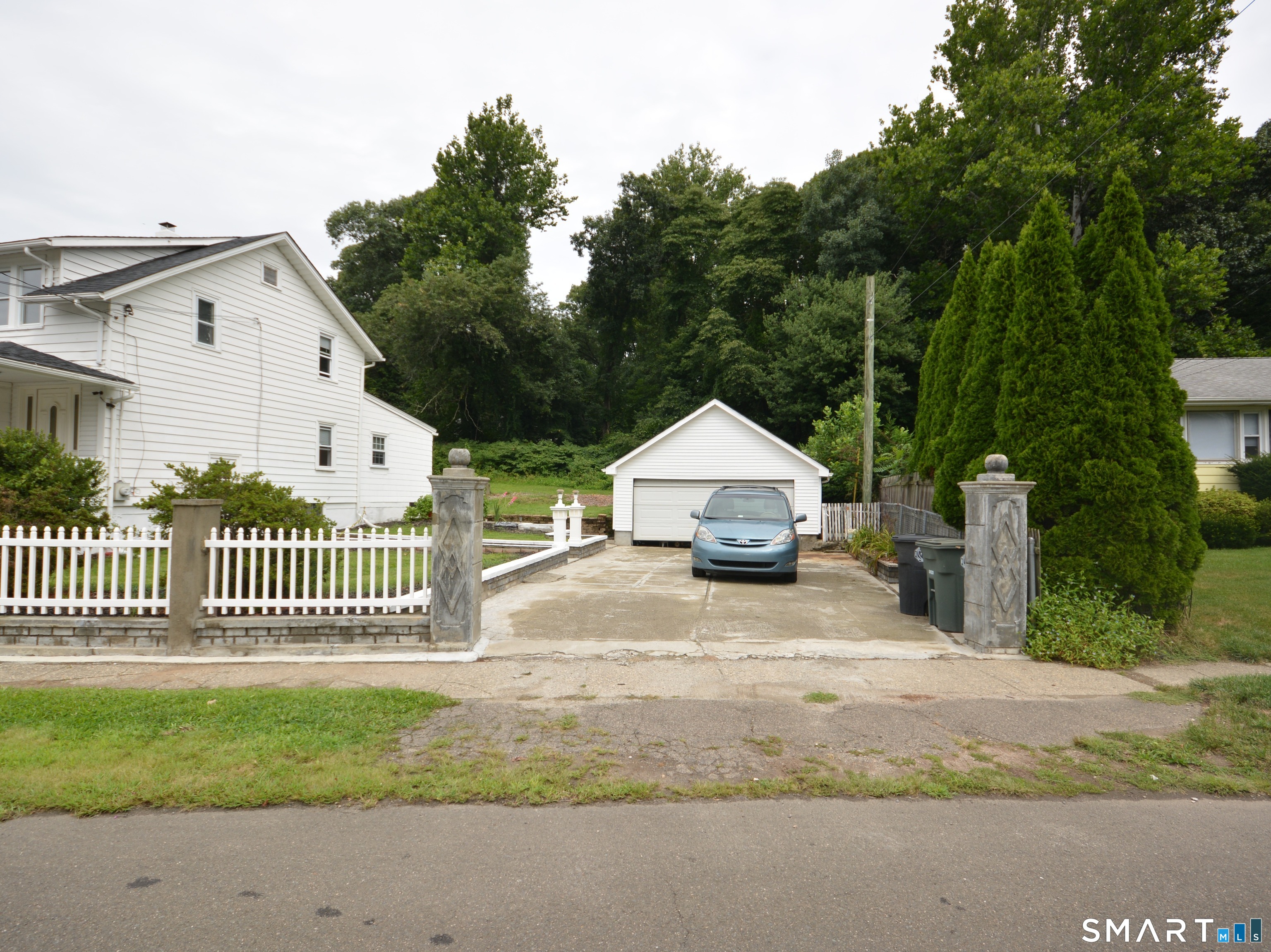 184 West Avenue Property Photo 27