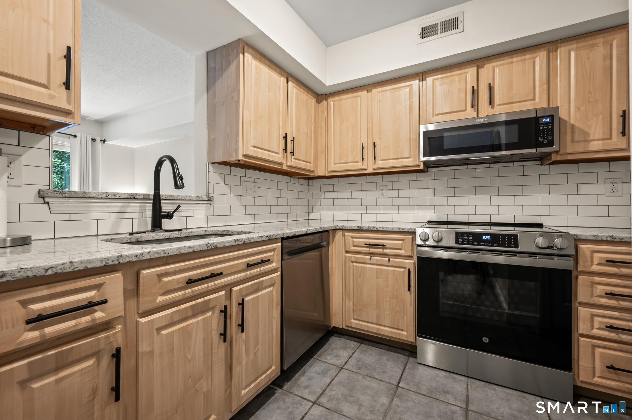 190 Tomlinson 5f Avenue Property Photo 4