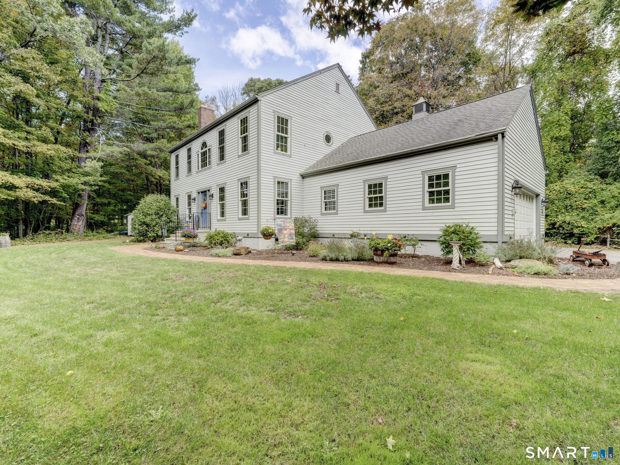 8 Fenton Bluffs Drive Property Photo 2