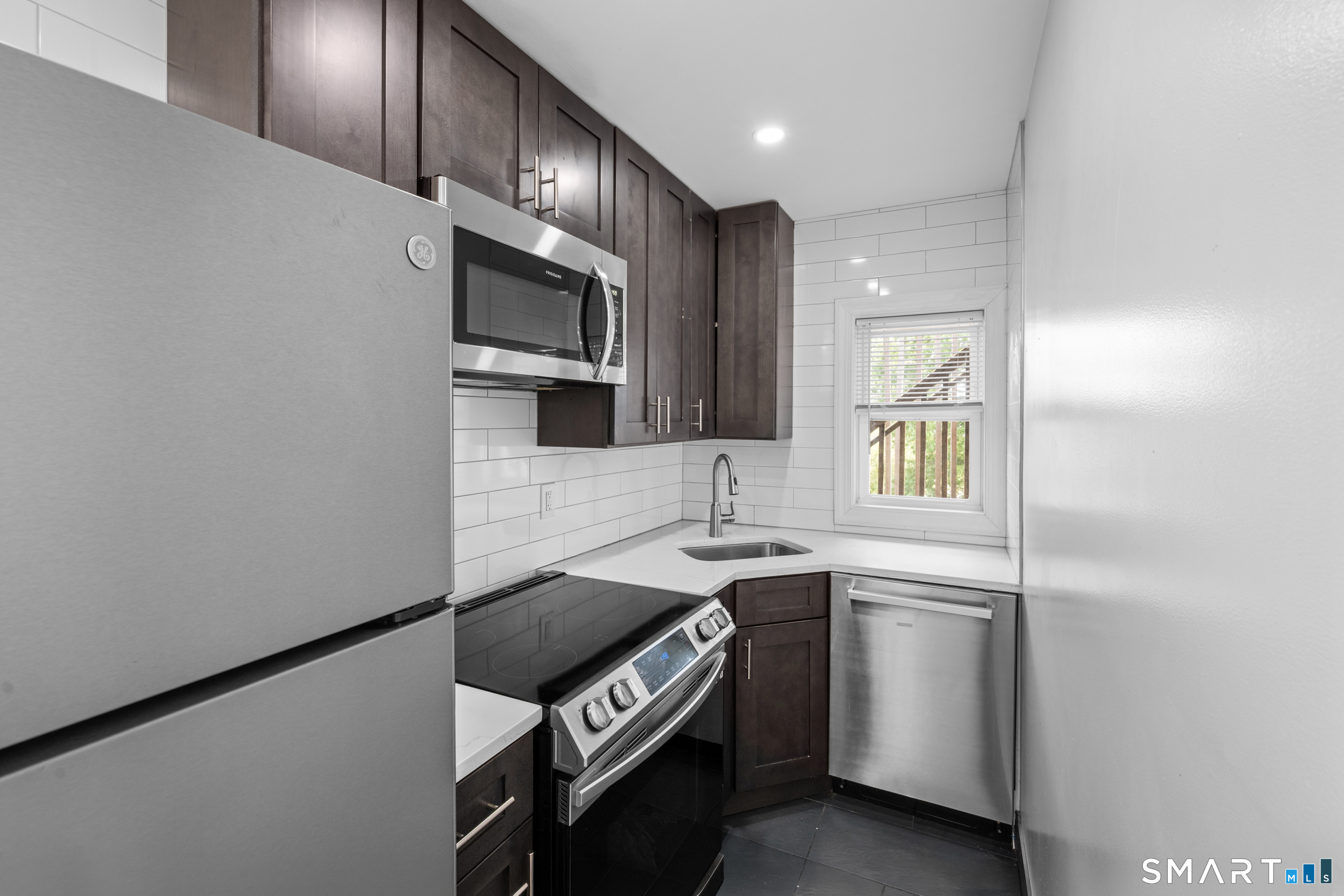 198 Montauk Avenue Property Photo 3