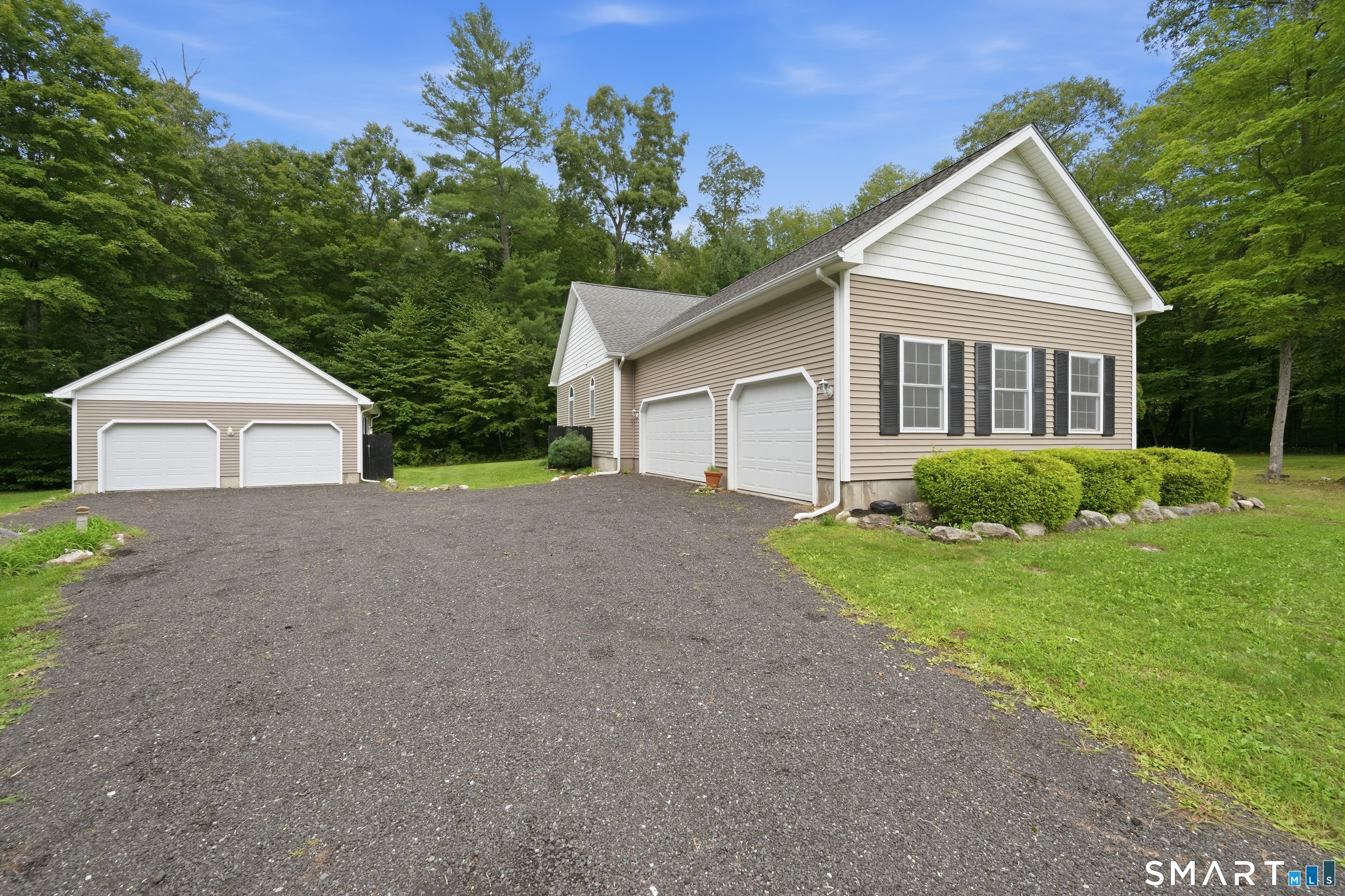 6 Zoldak Drive Property Photo 4