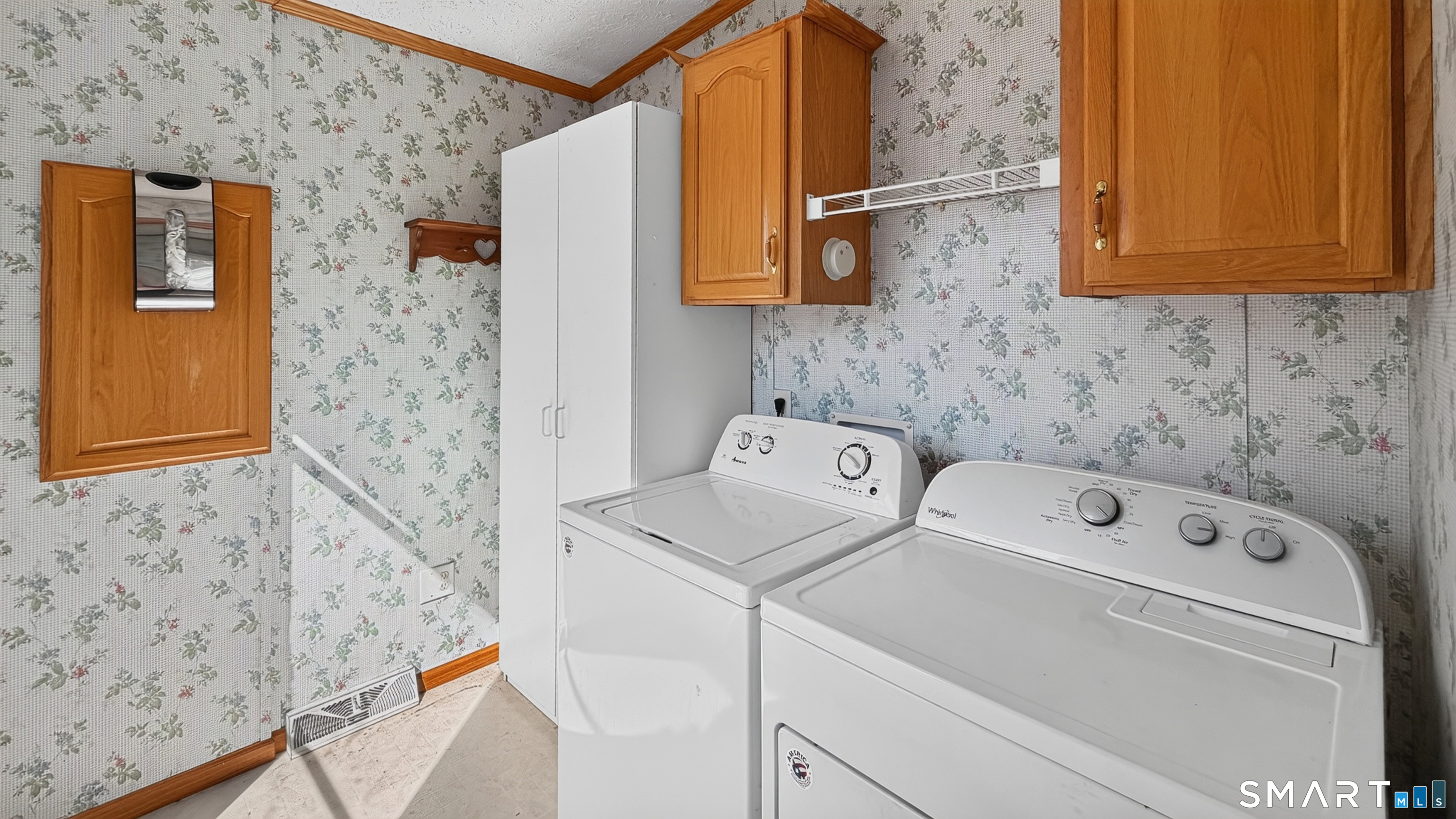 6 Circle Drive Property Photo 8