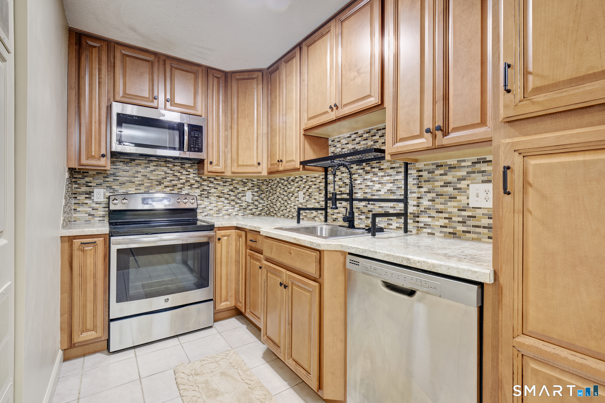 193 Oakland B Street Property Photo 1