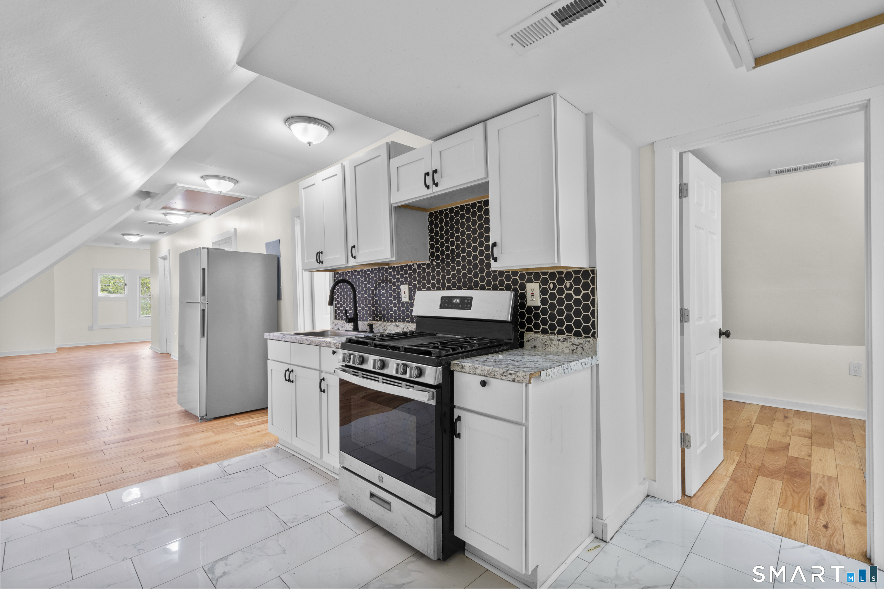 693 Dixwell 3rd Flr Avenue Property Photo 1
