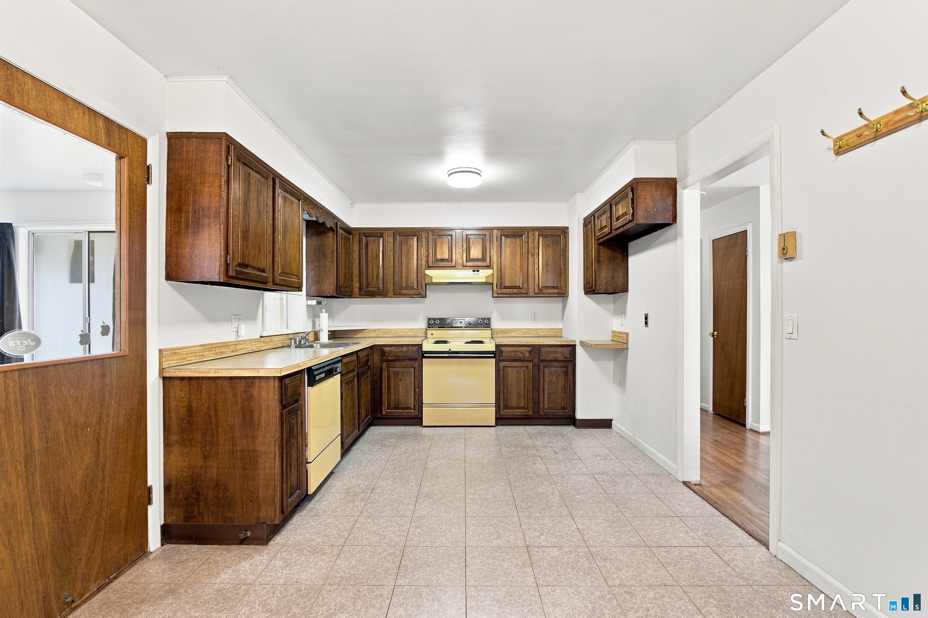 523 Newfield Avenue Property Photo 7