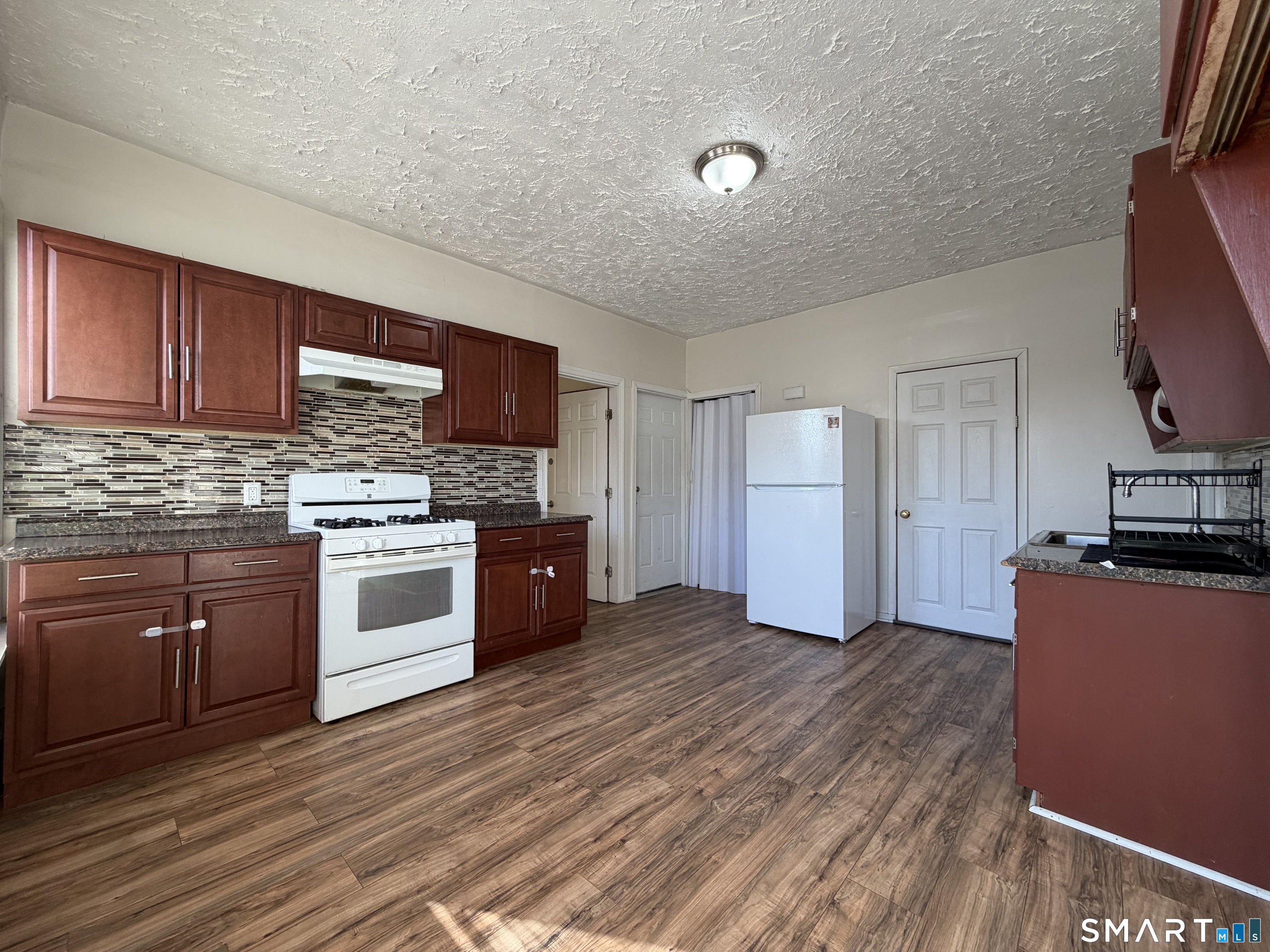 468 Noble Avenue Property Photo 4