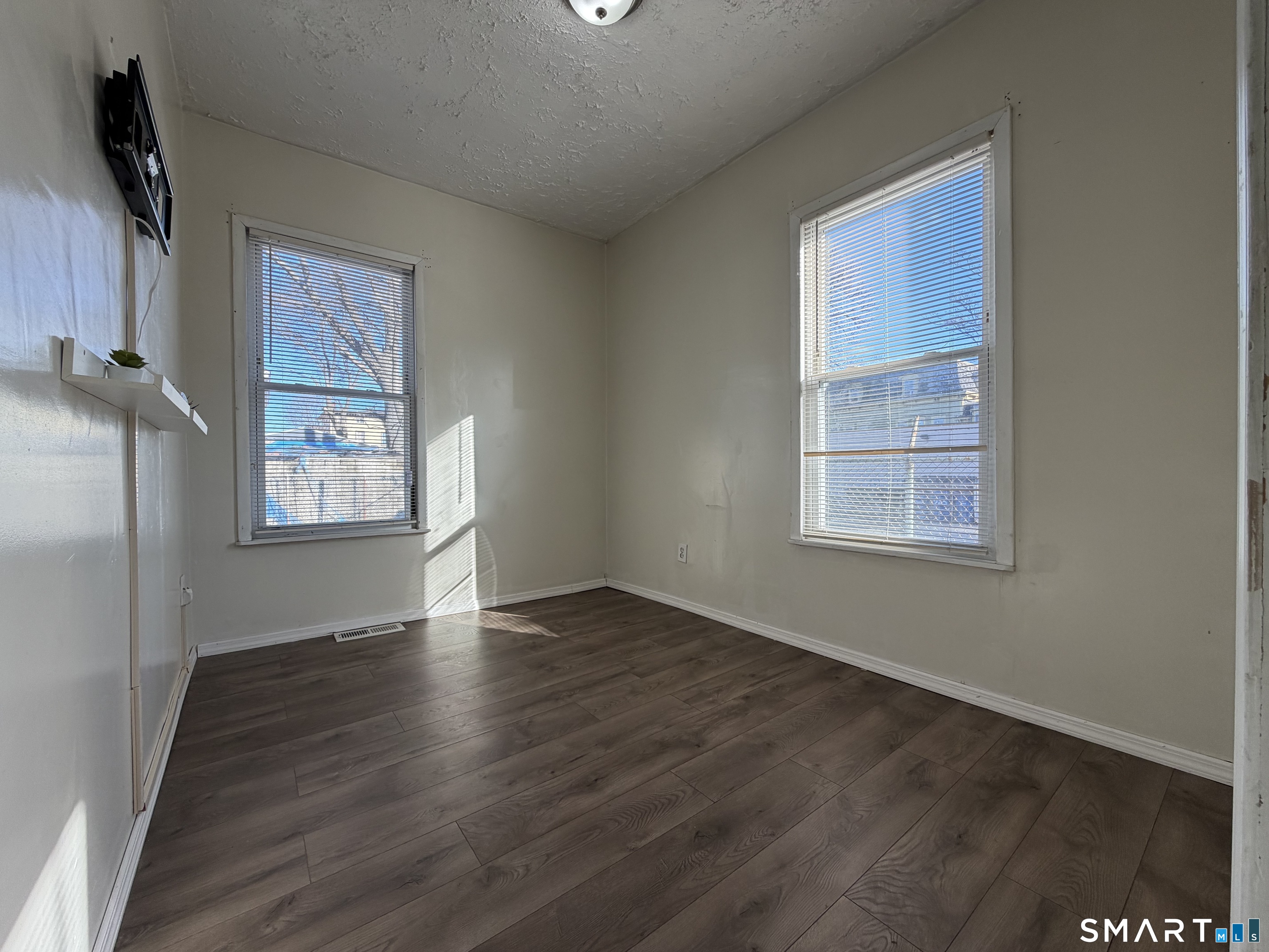 468 Noble Avenue Property Photo 7