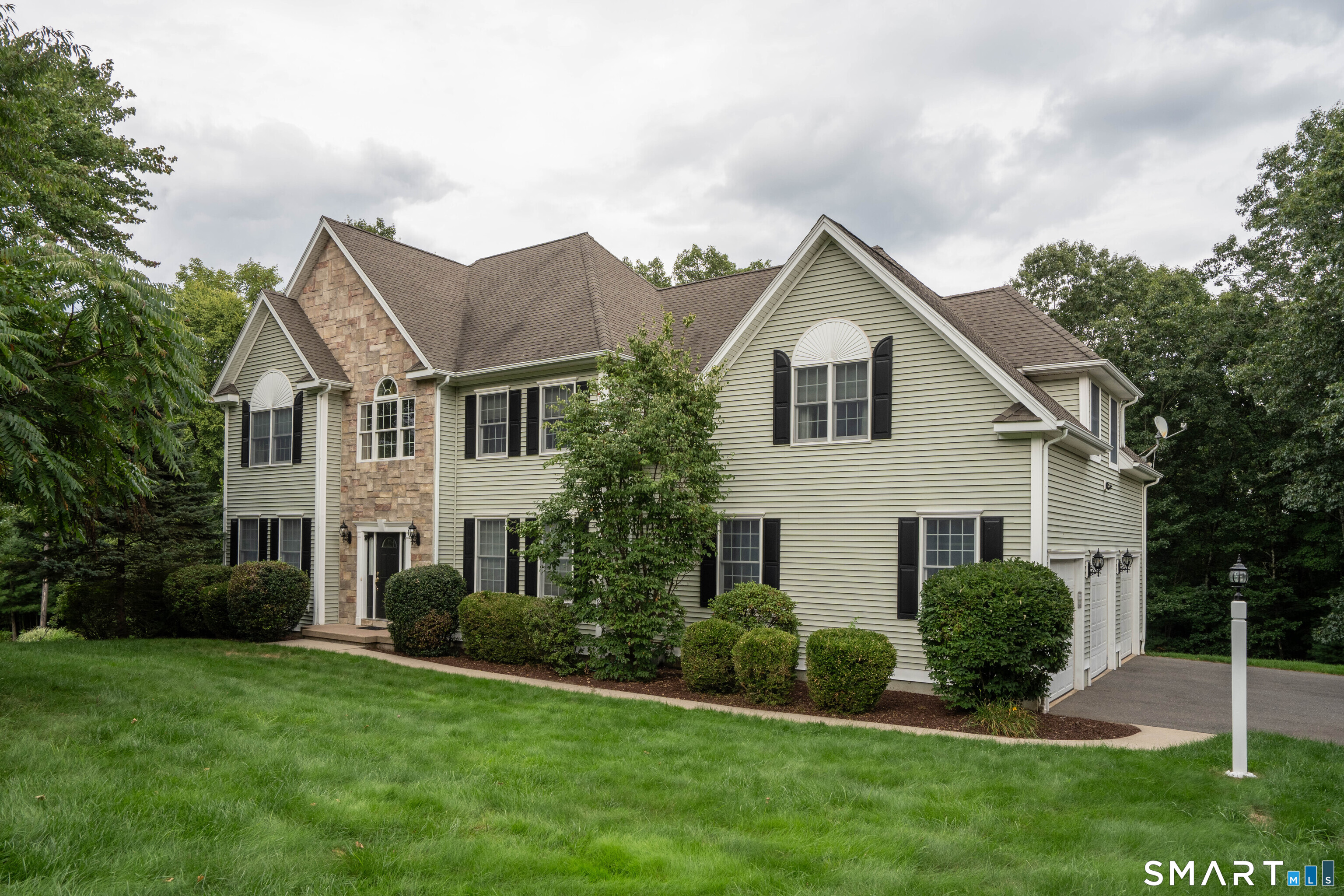 16 Hendrickson Lane Property Photo 1