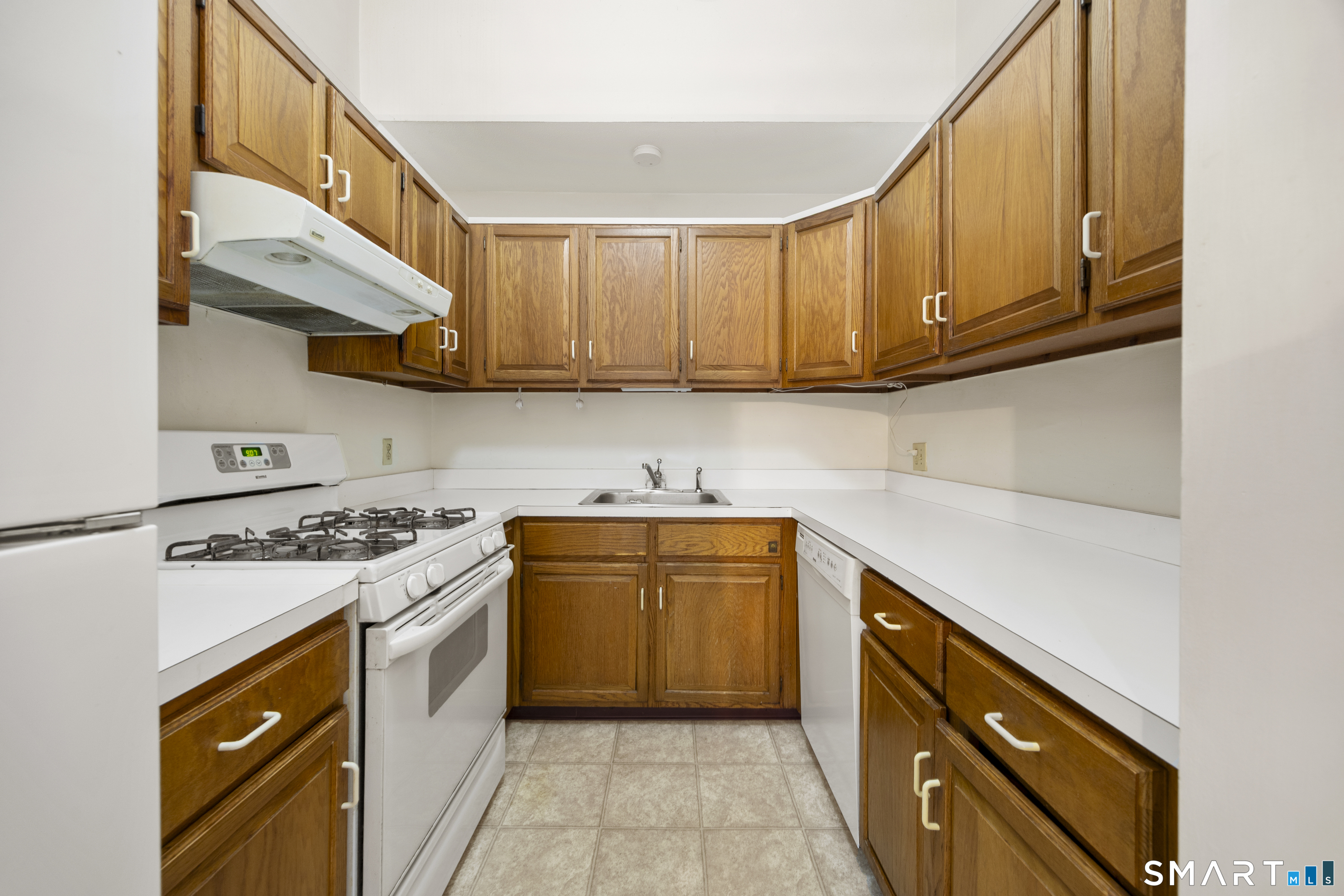 2 Earls F Court Property Photo 8