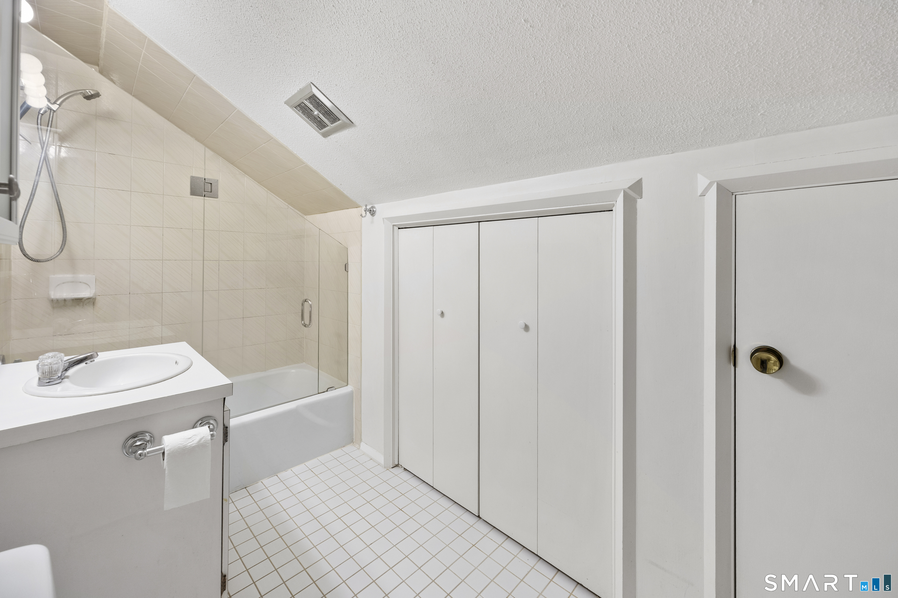 2 Earls F Court Property Photo 21