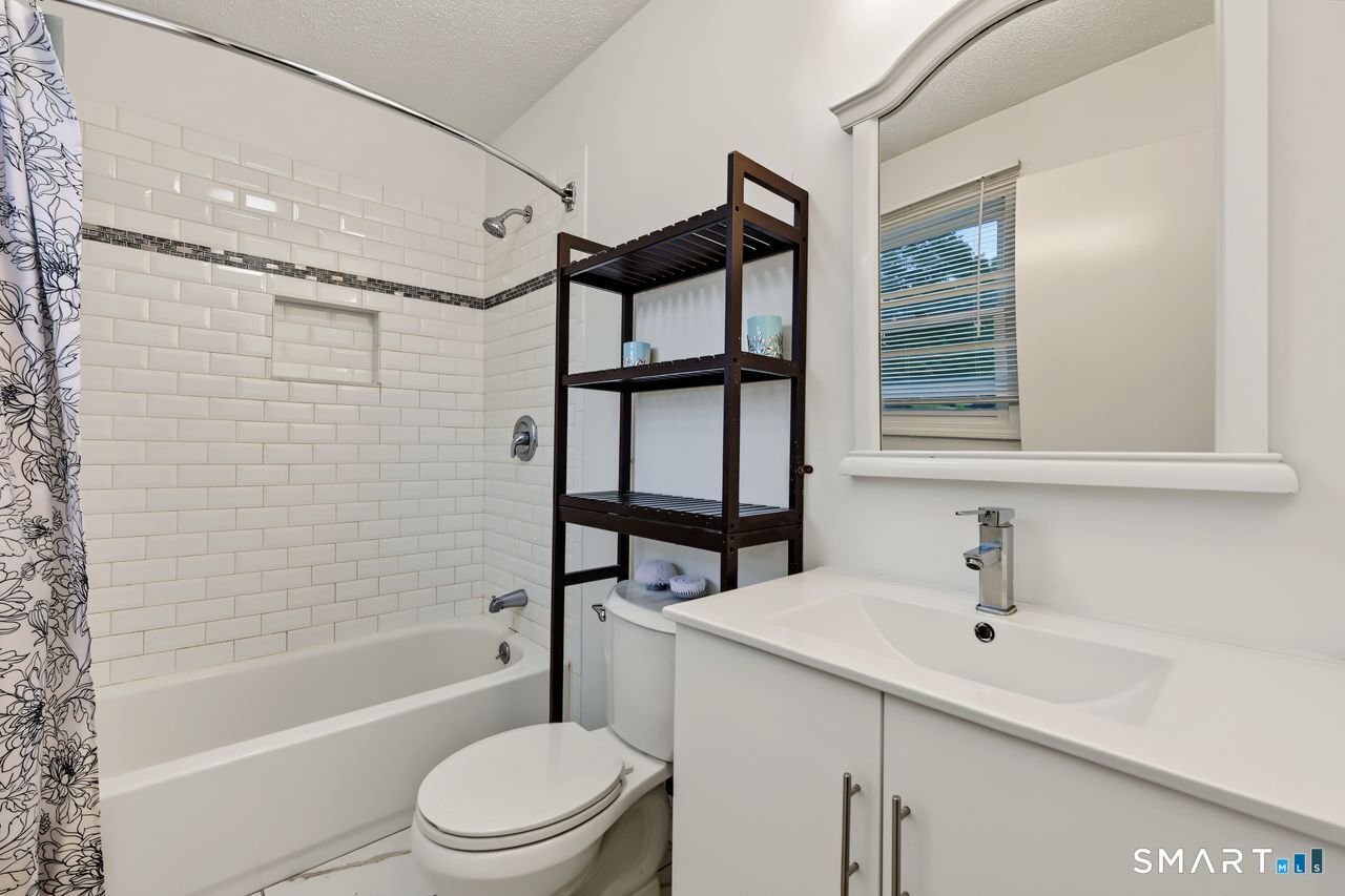 914 Longbrook Avenue Property Photo 18