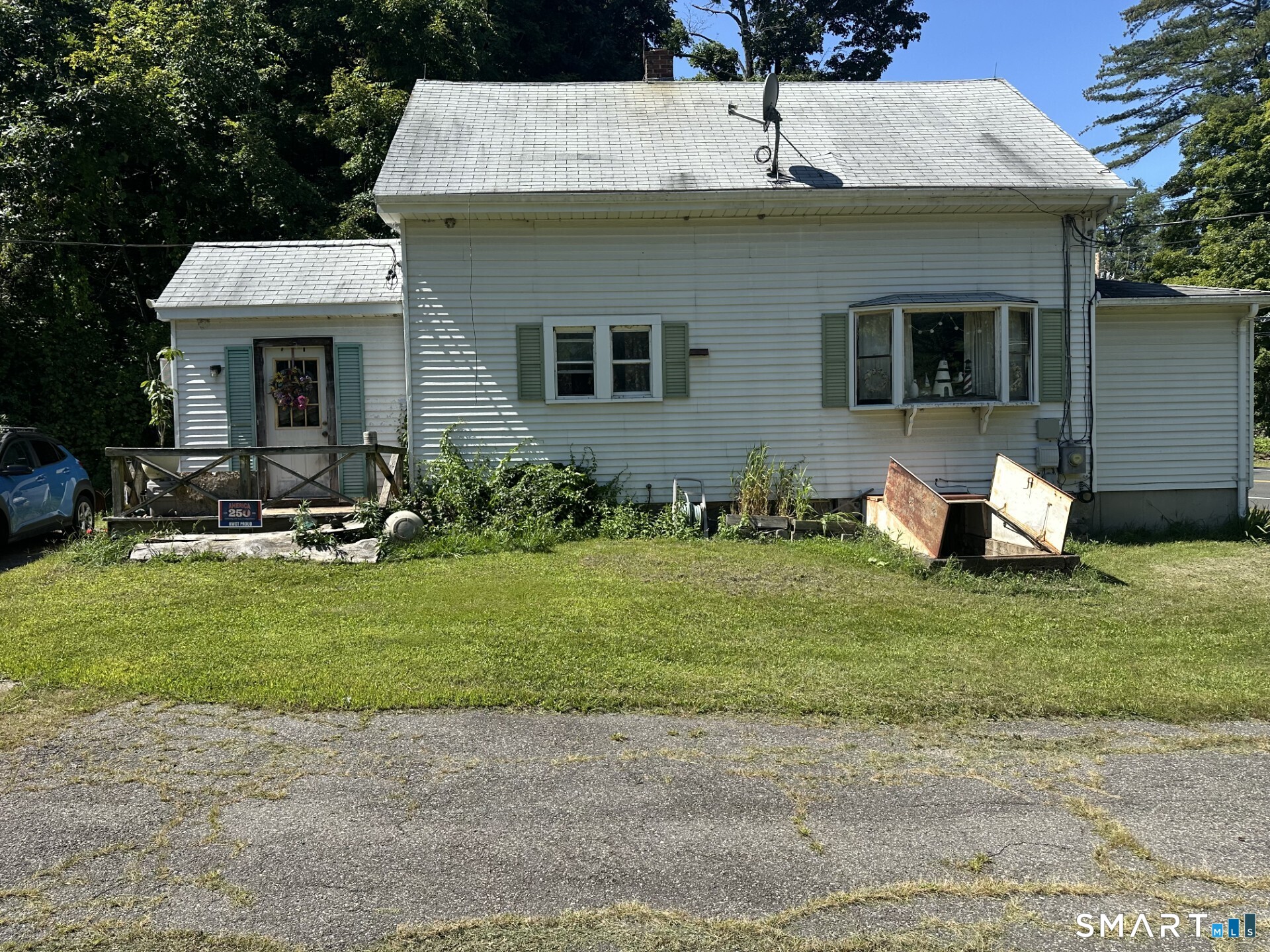 737 Litchfield Turnpike Property Photo 1