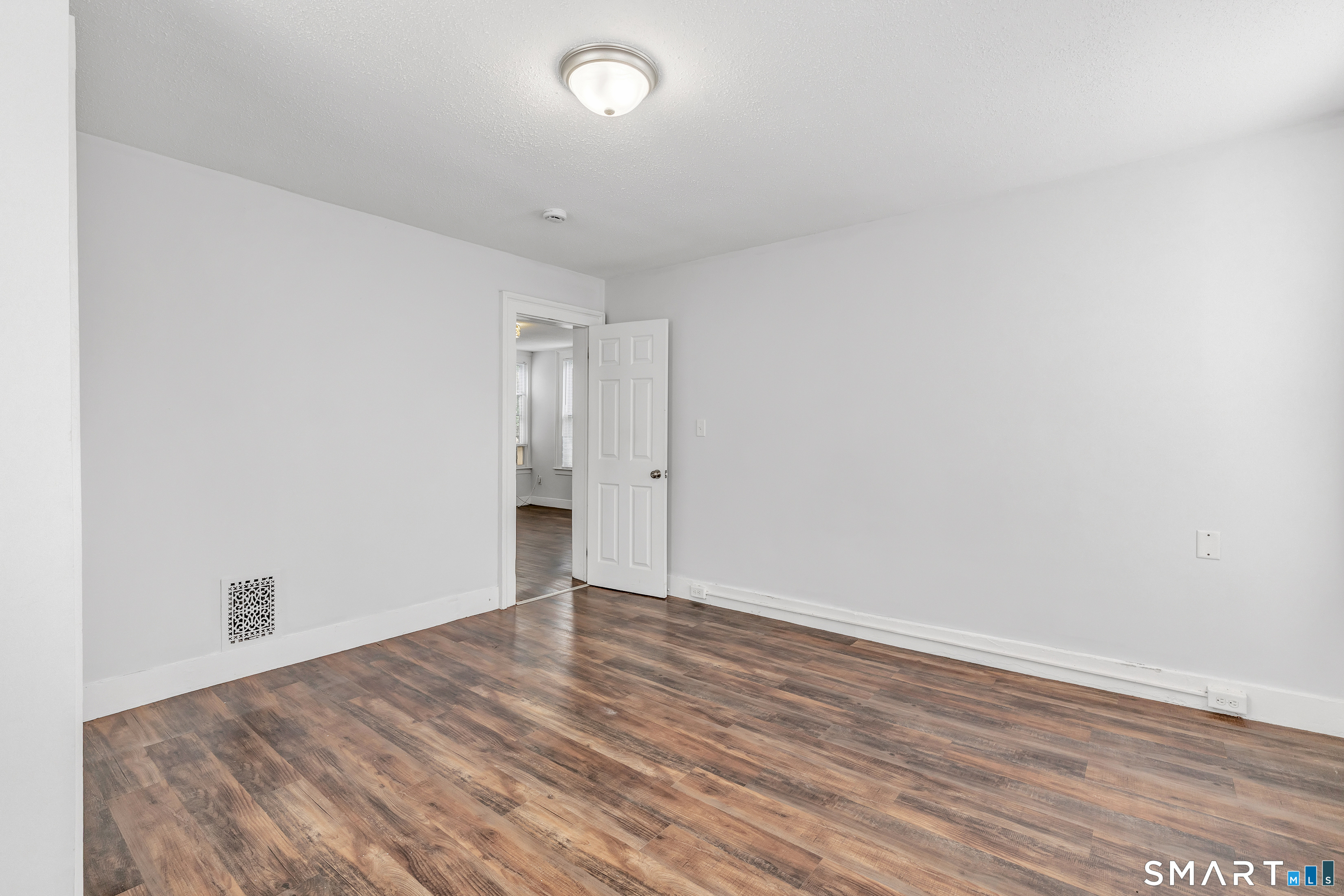 52 Beers 2nd Floor Street Property Photo 17