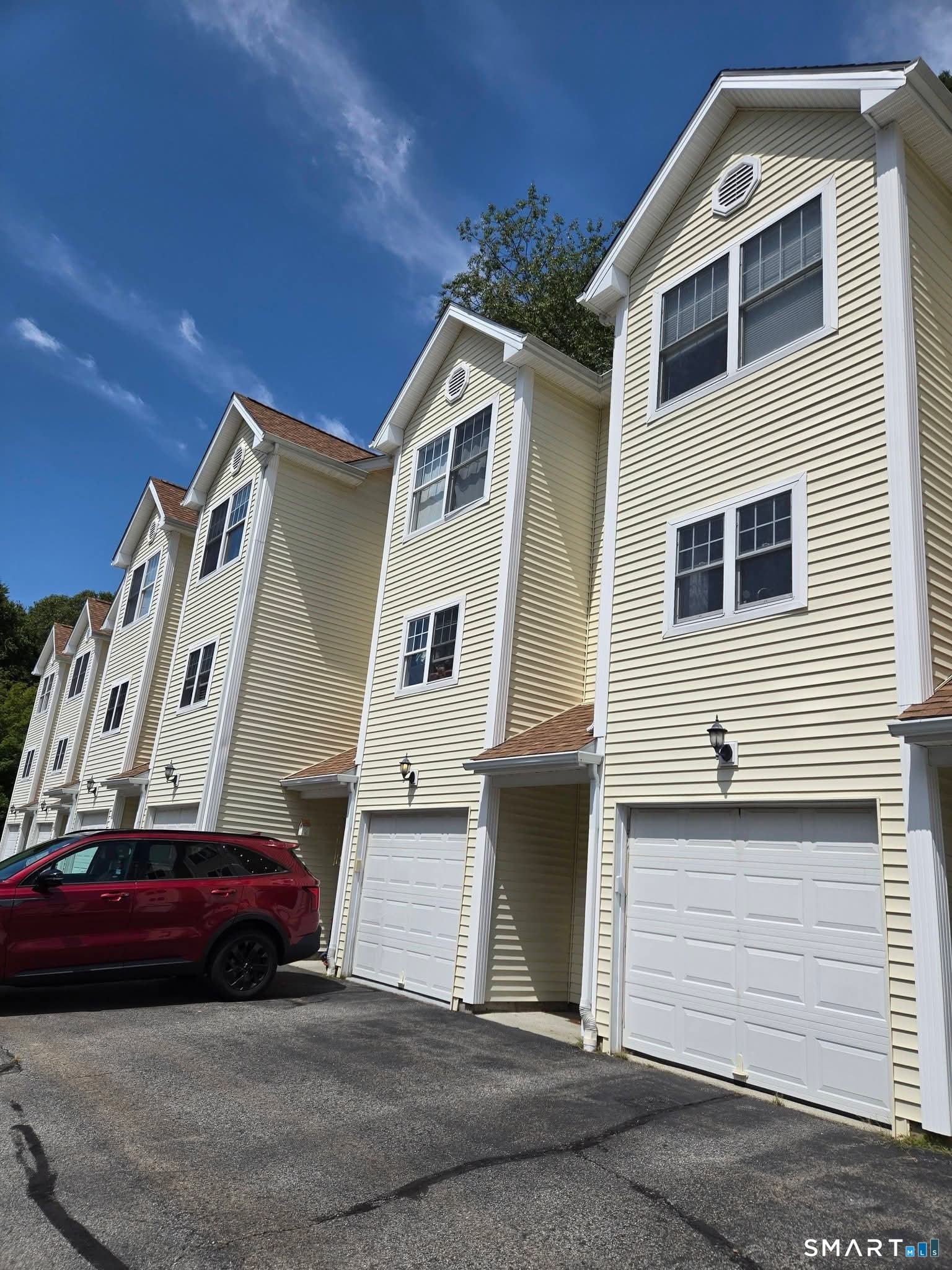 527 West Thames Street Property Photo 1