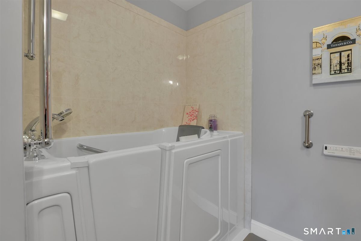 10 Main 211 Street Property Photo 23