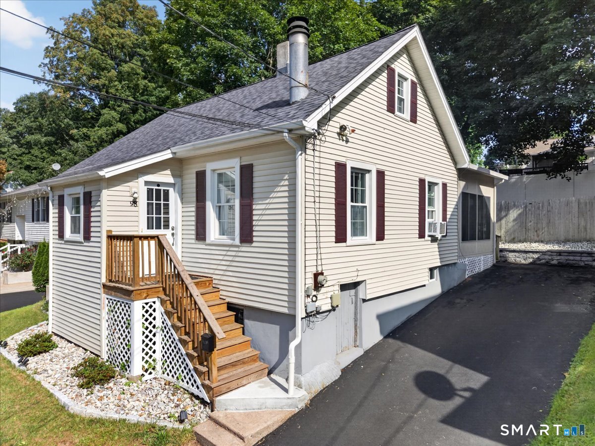 98 New Hanover Avenue Property Photo 1