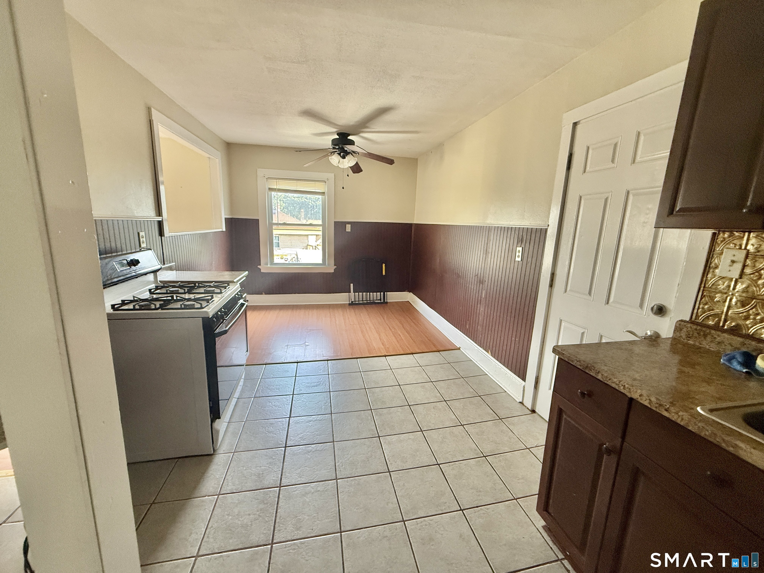 209-211 Davis 211 Street Property Photo 3