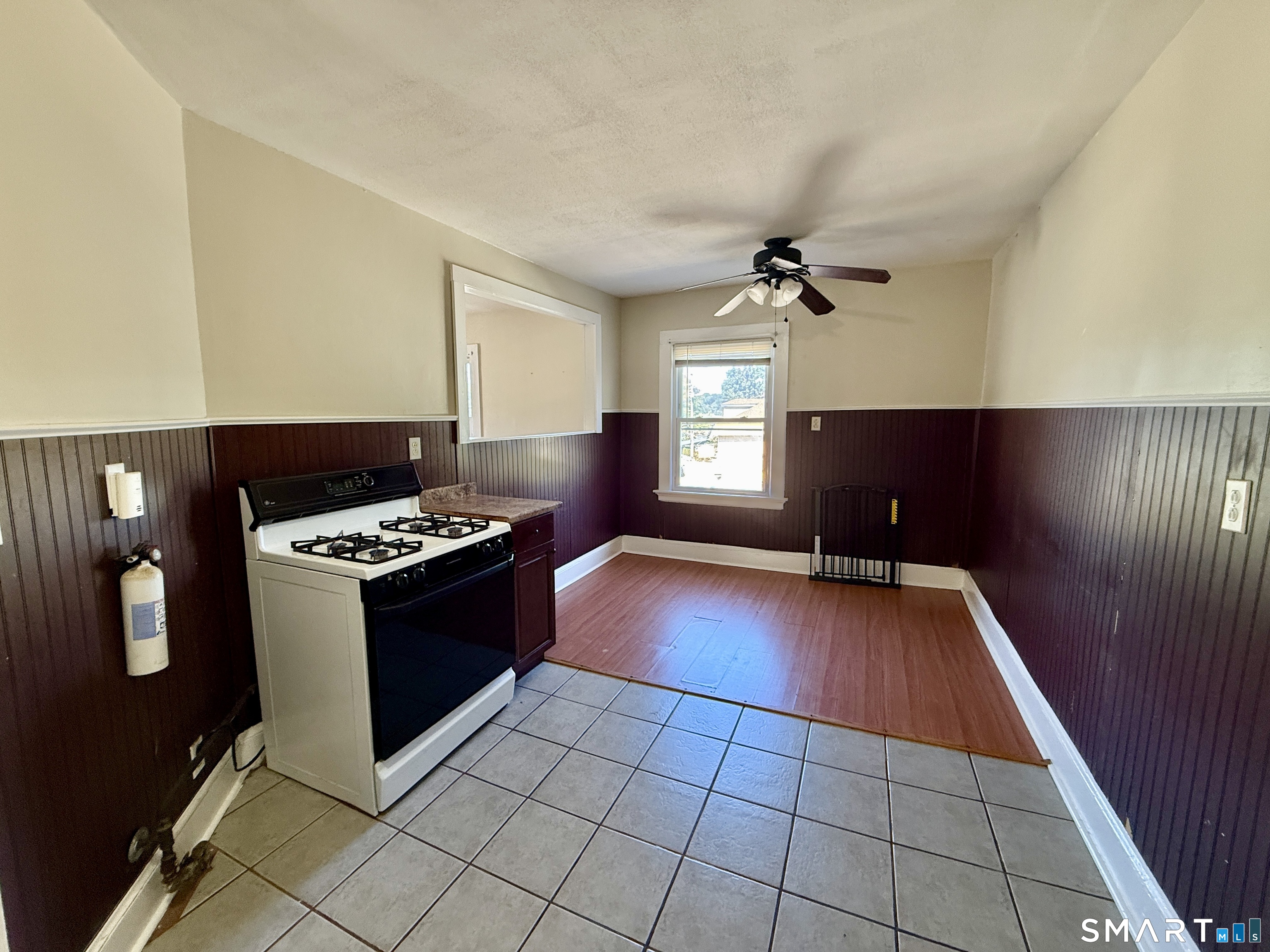 209-211 Davis 211 Street Property Photo 4
