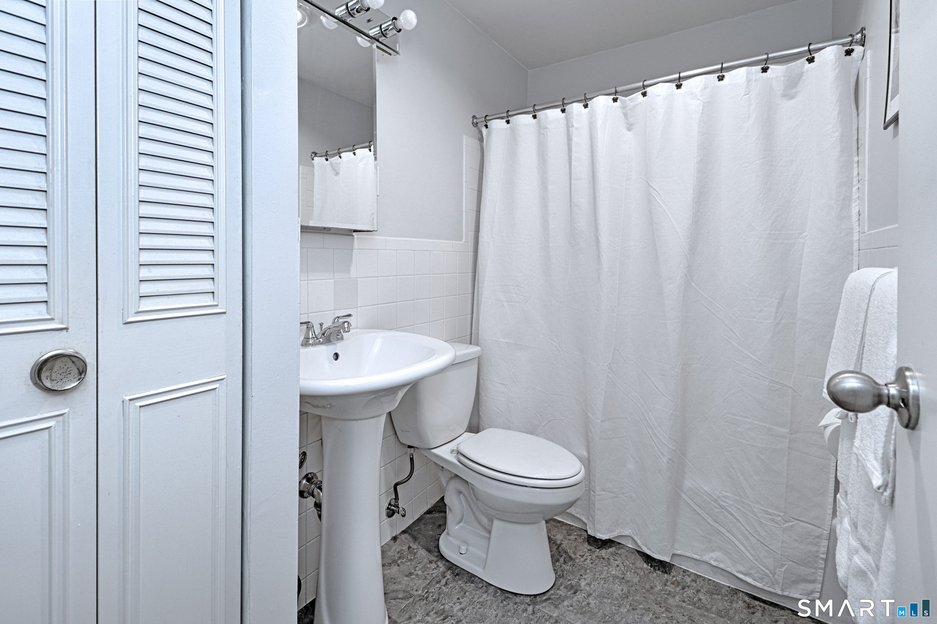 160 Fairfield Woods 48 Road Property Photo 24