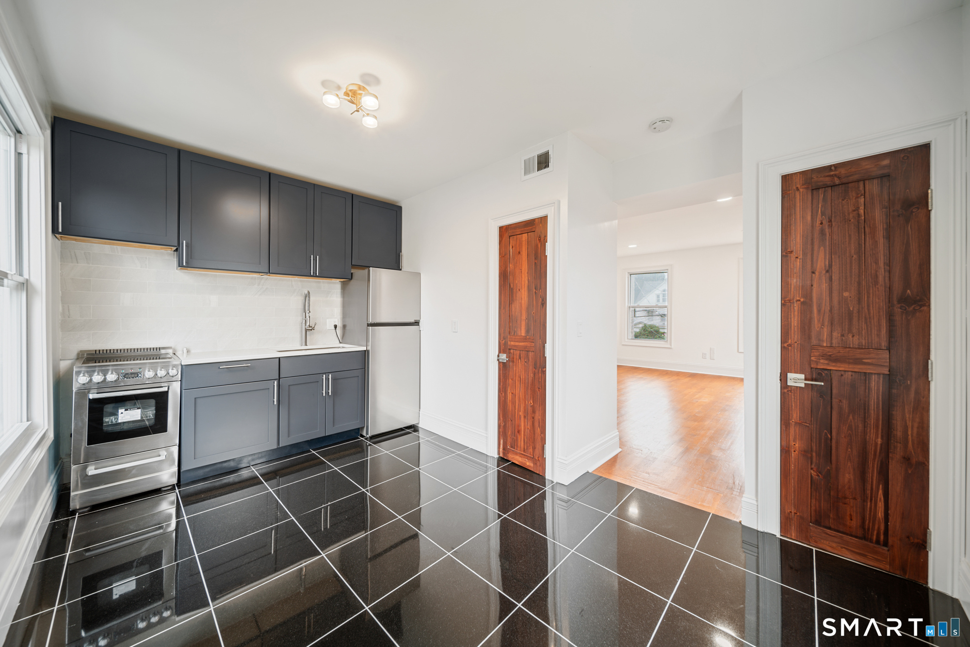 347 Alden 3 Avenue Property Photo 2