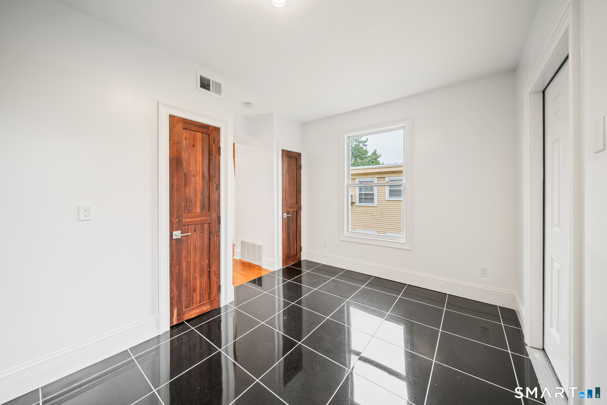 347 Alden 3 Avenue Property Photo 4