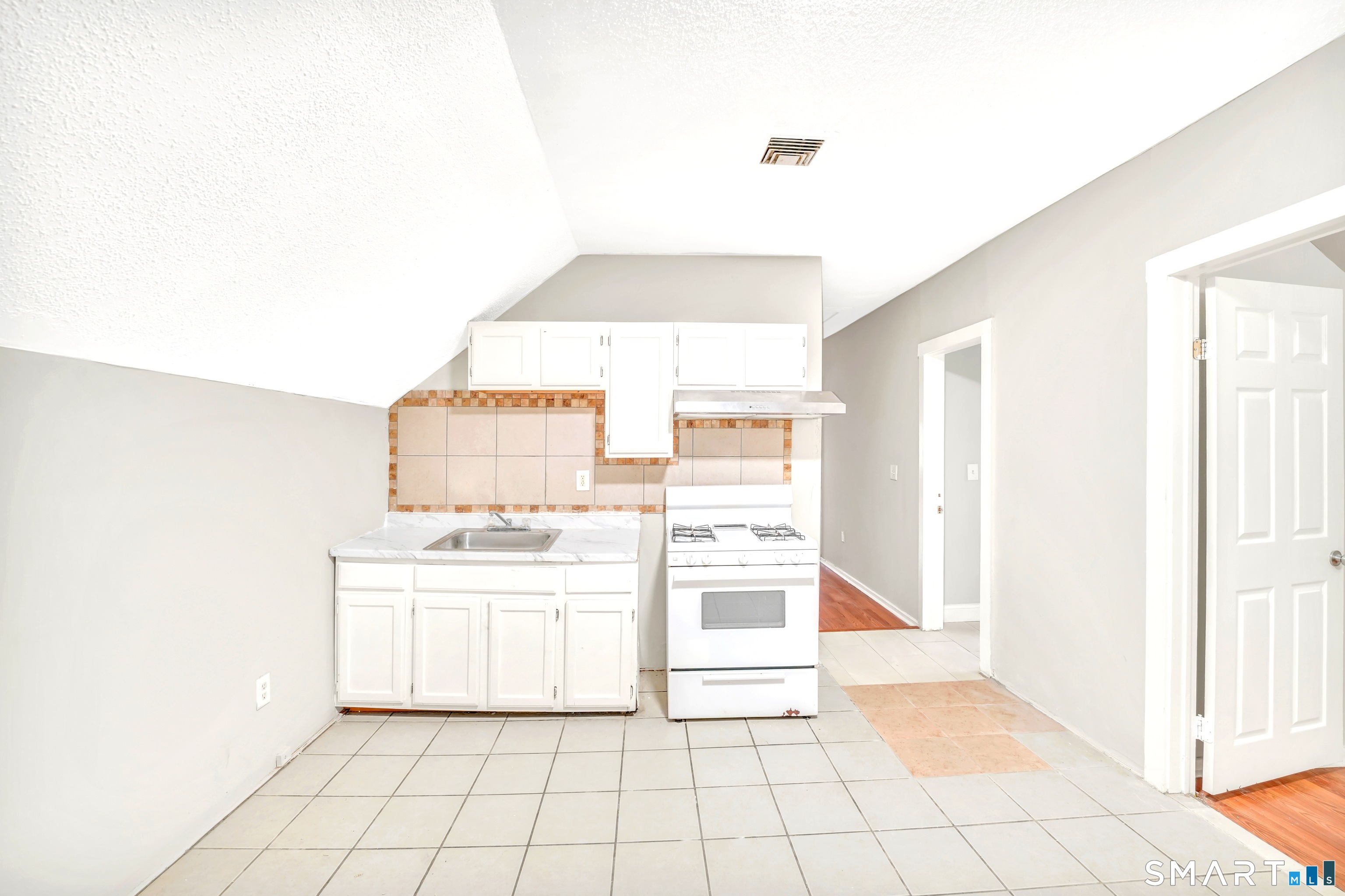 76 Thompson 3 Street Property Photo 1