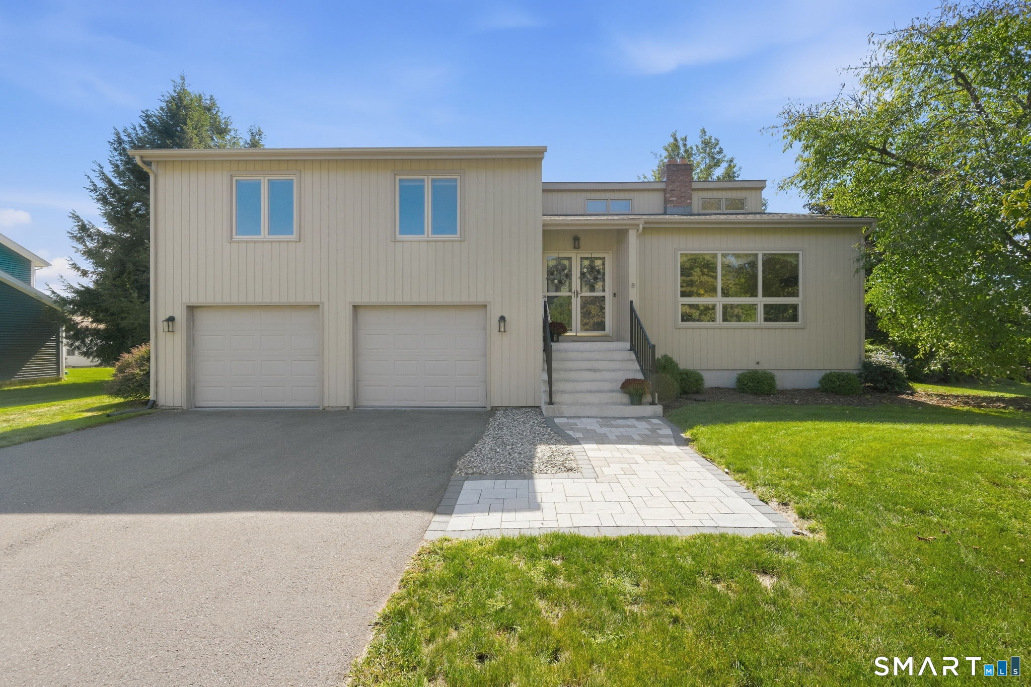 207 Lisa Drive Property Photo 1