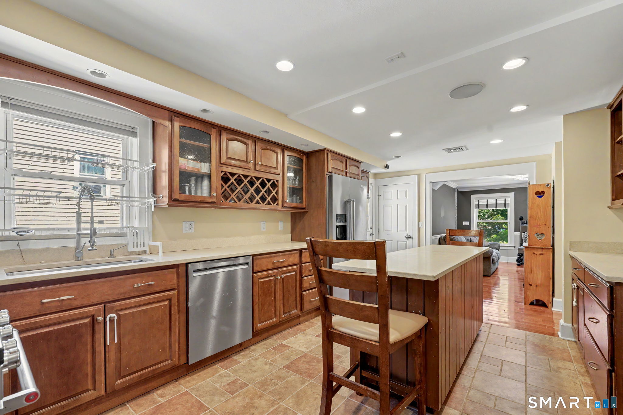 215 Knickerbocker Avenue Property Photo 6
