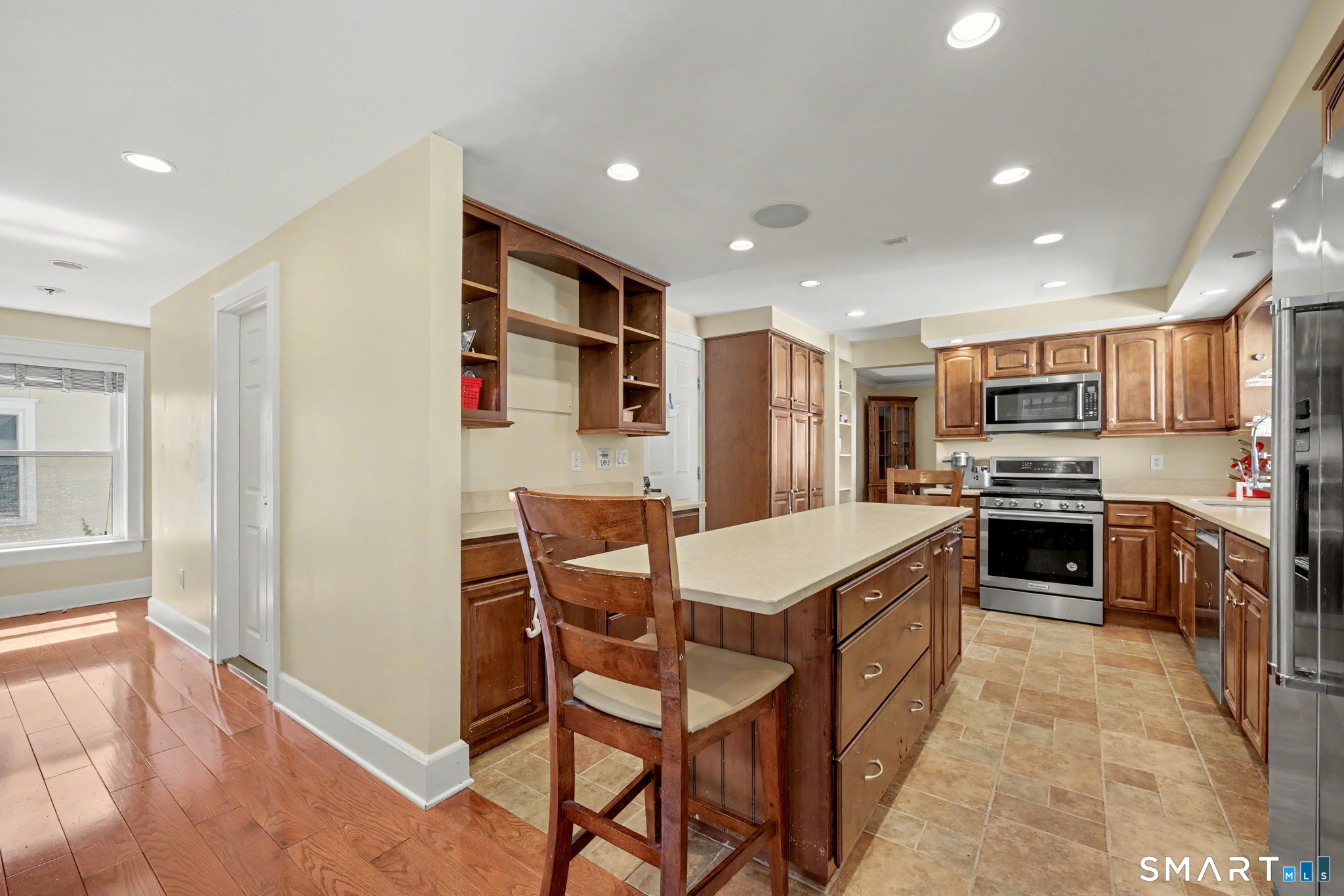 215 Knickerbocker Avenue Property Photo 8