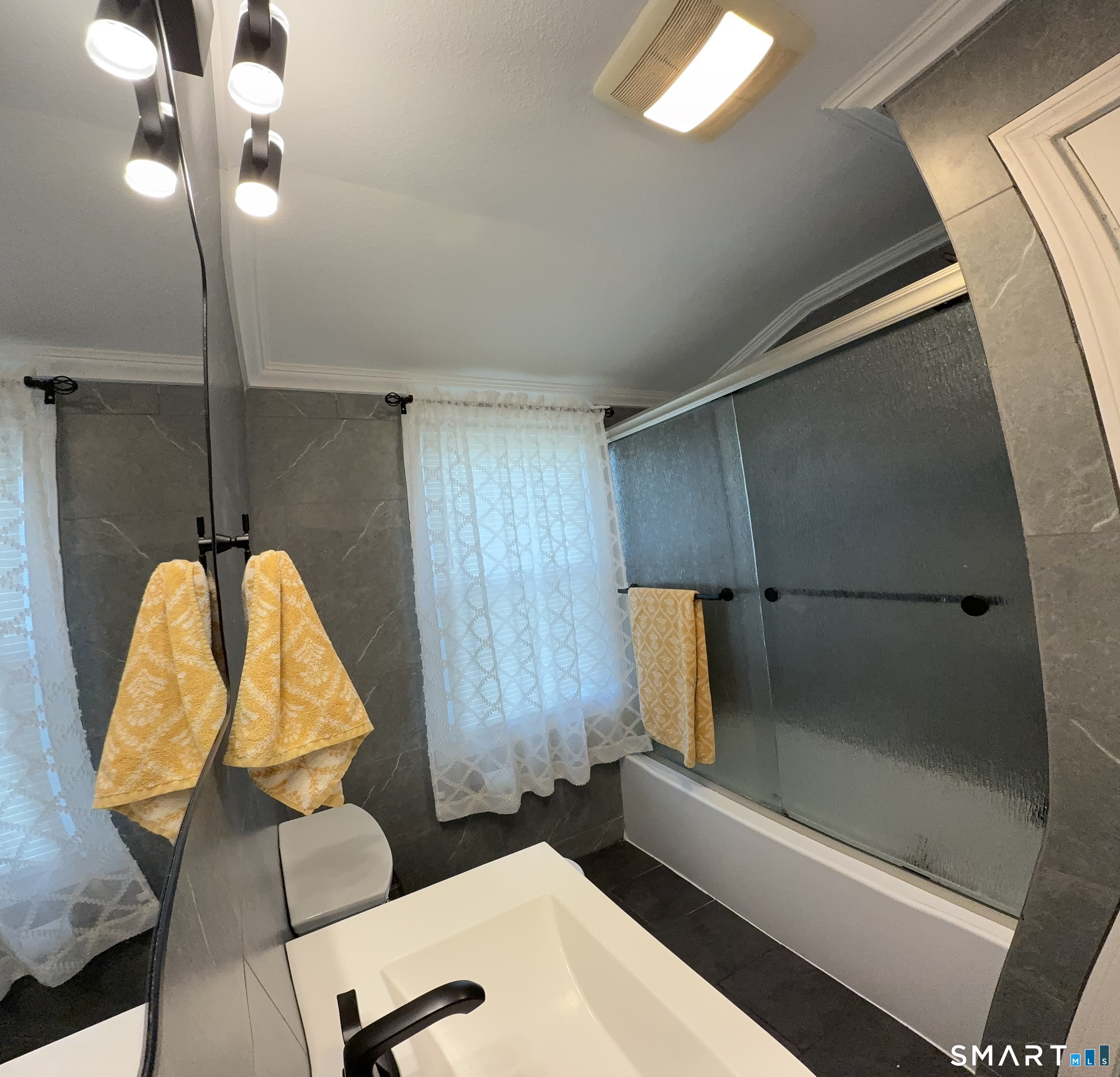 80 East South Street Property Photo 14