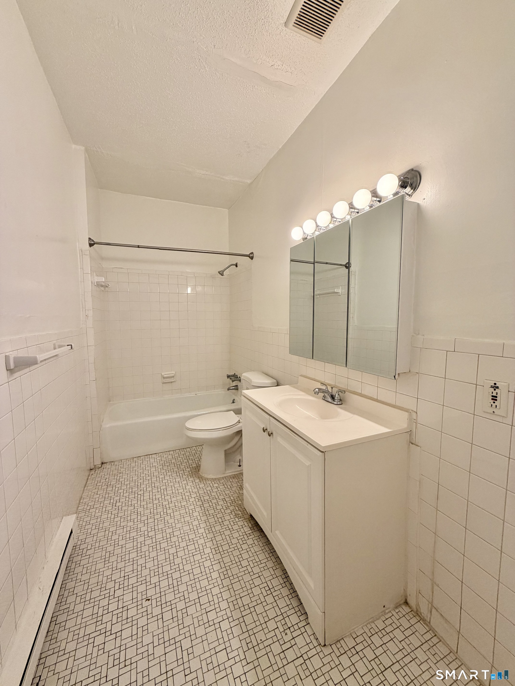 457 Whalley 101 Avenue Property Photo 6