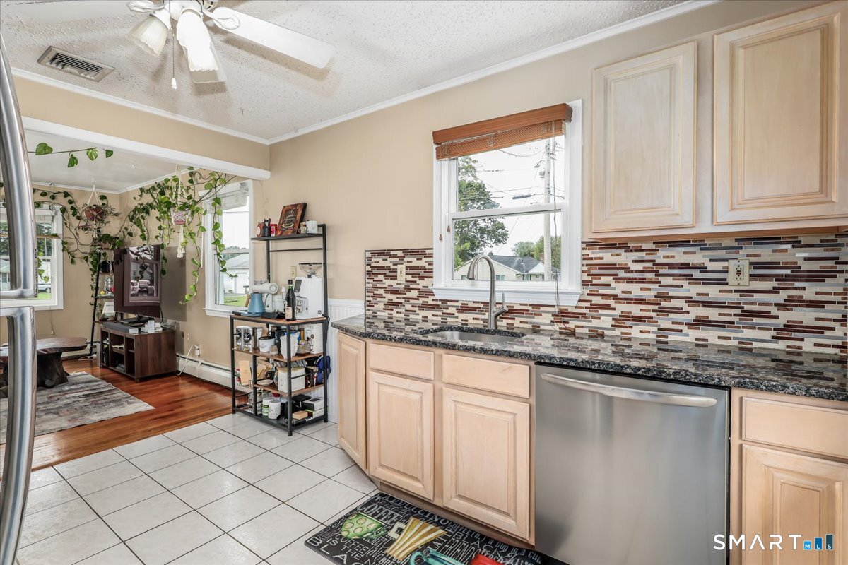 79 Aircraft Road Property Photo 11