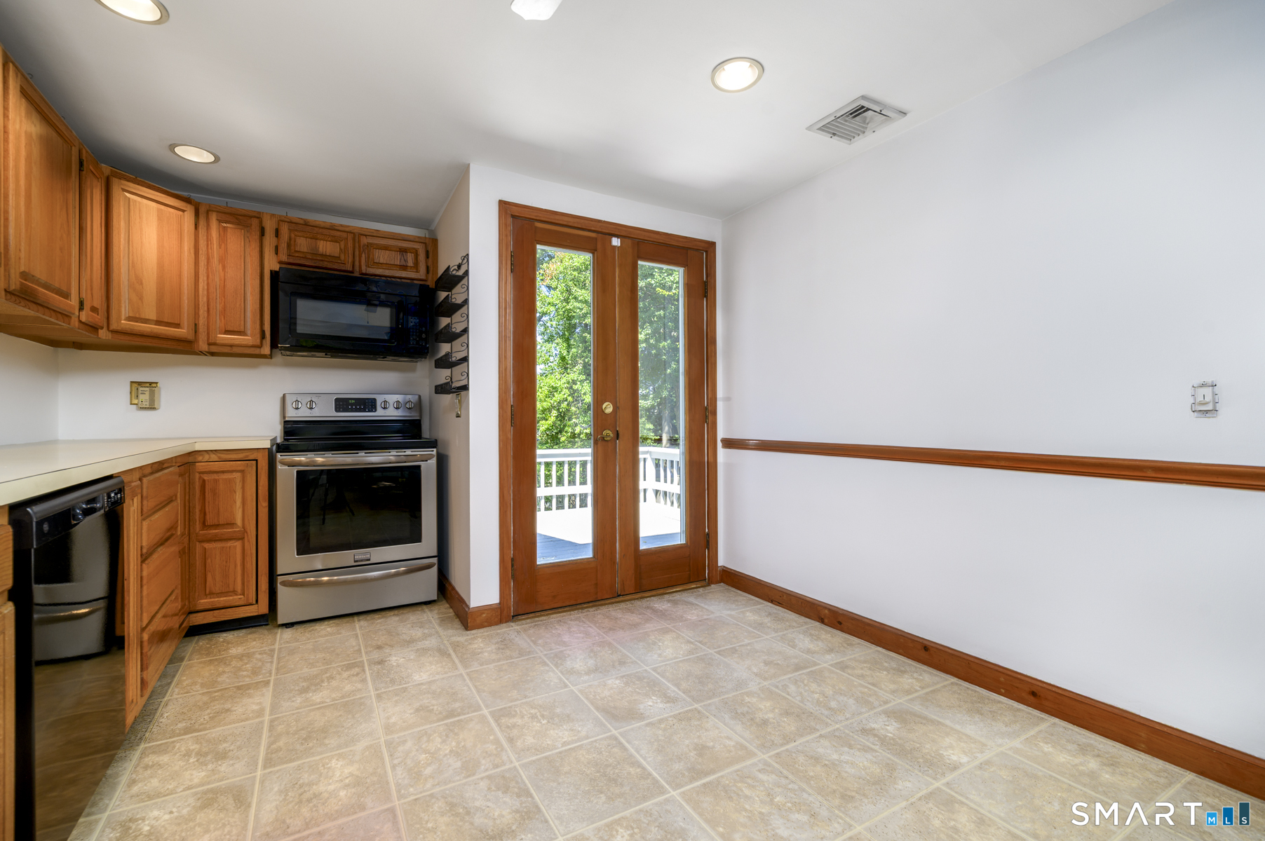 241 Strawberry Hill Avenue Property Photo 11