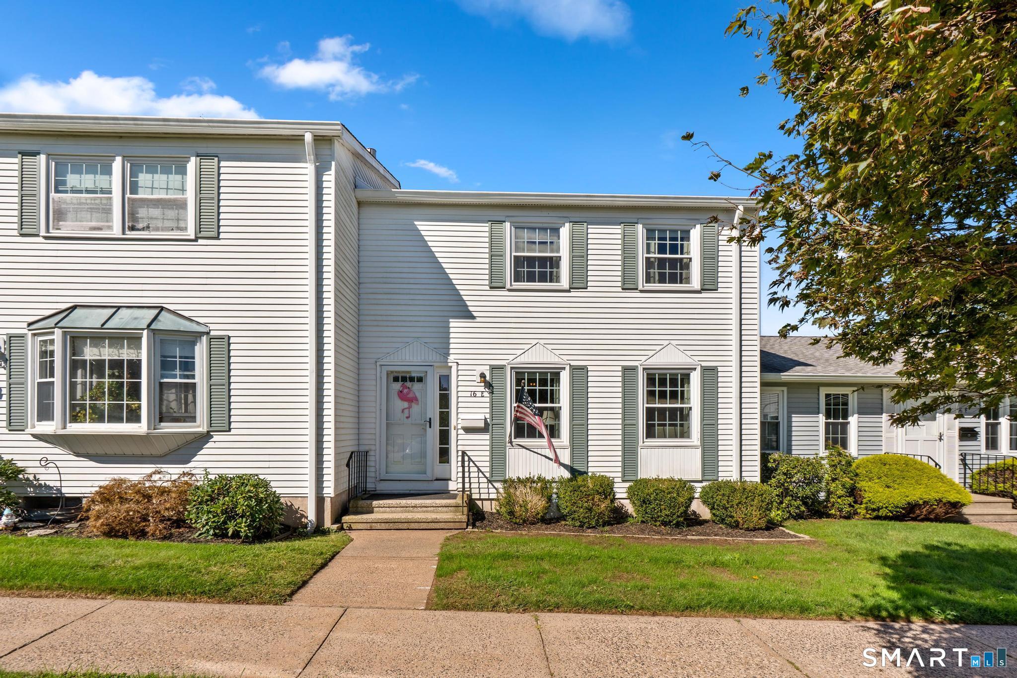 16 Esquire E Drive Property Photo 1