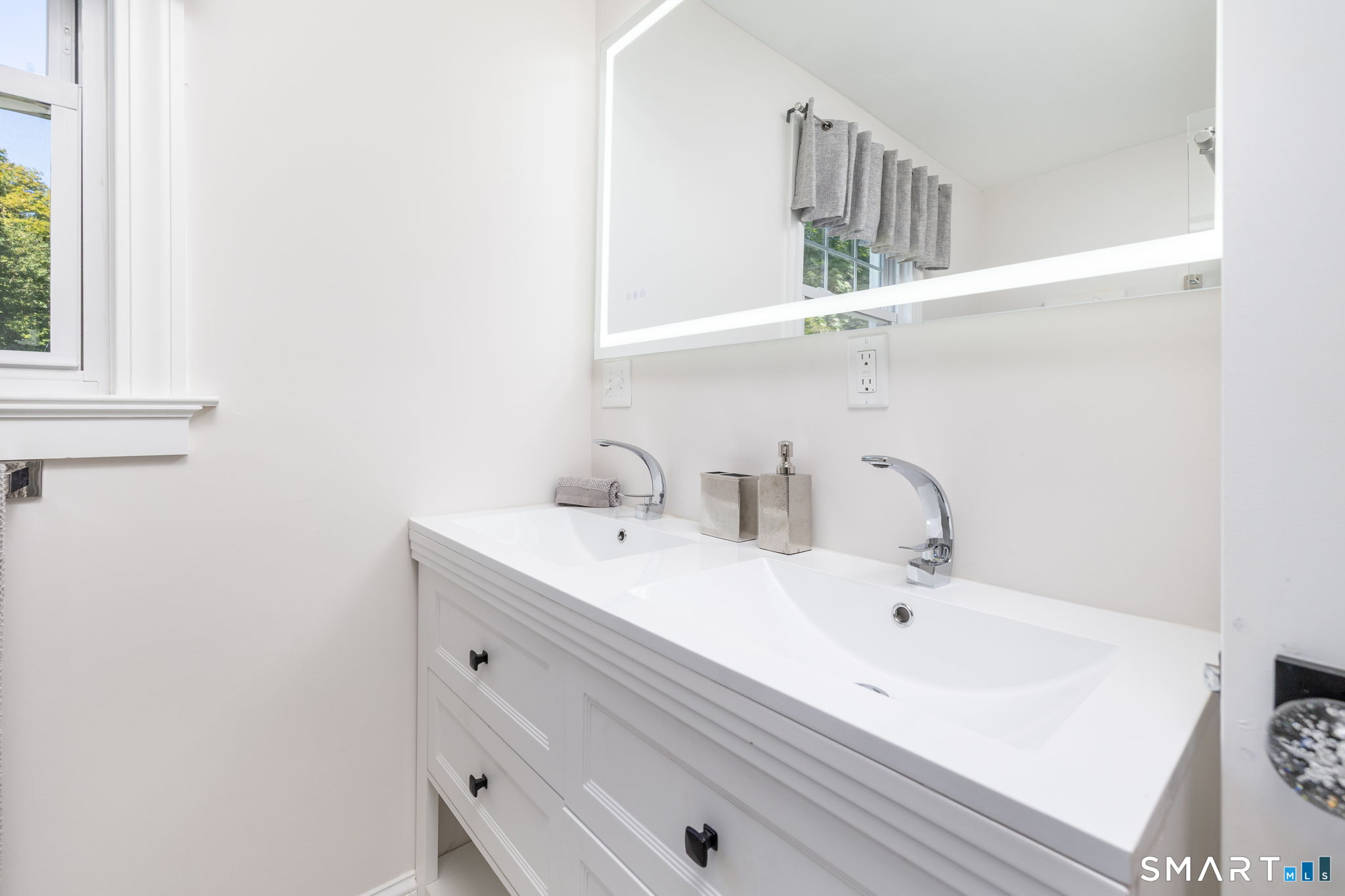 18 Eastview Street Property Photo 31