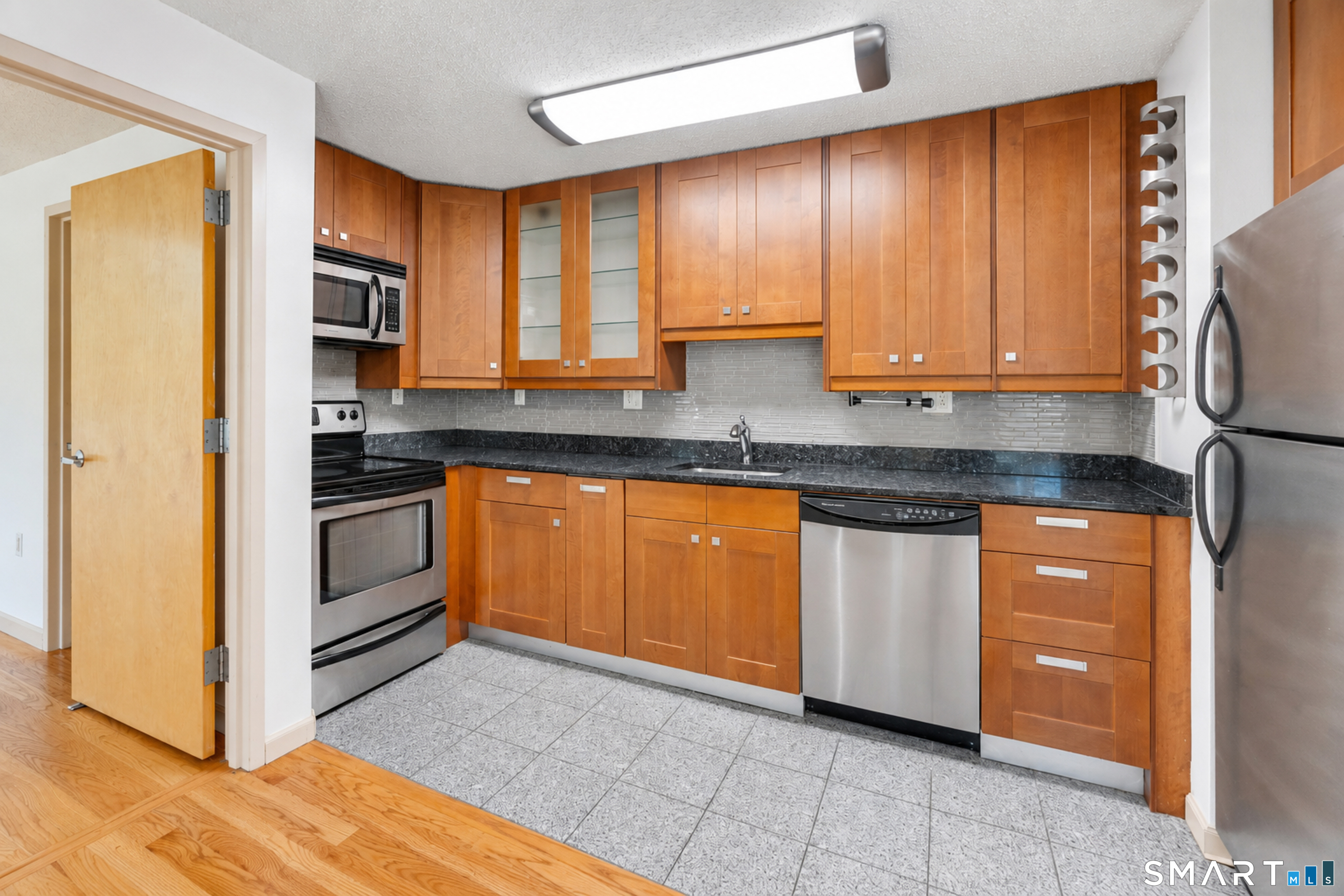 184 Pequot 305 Avenue Property Photo 8