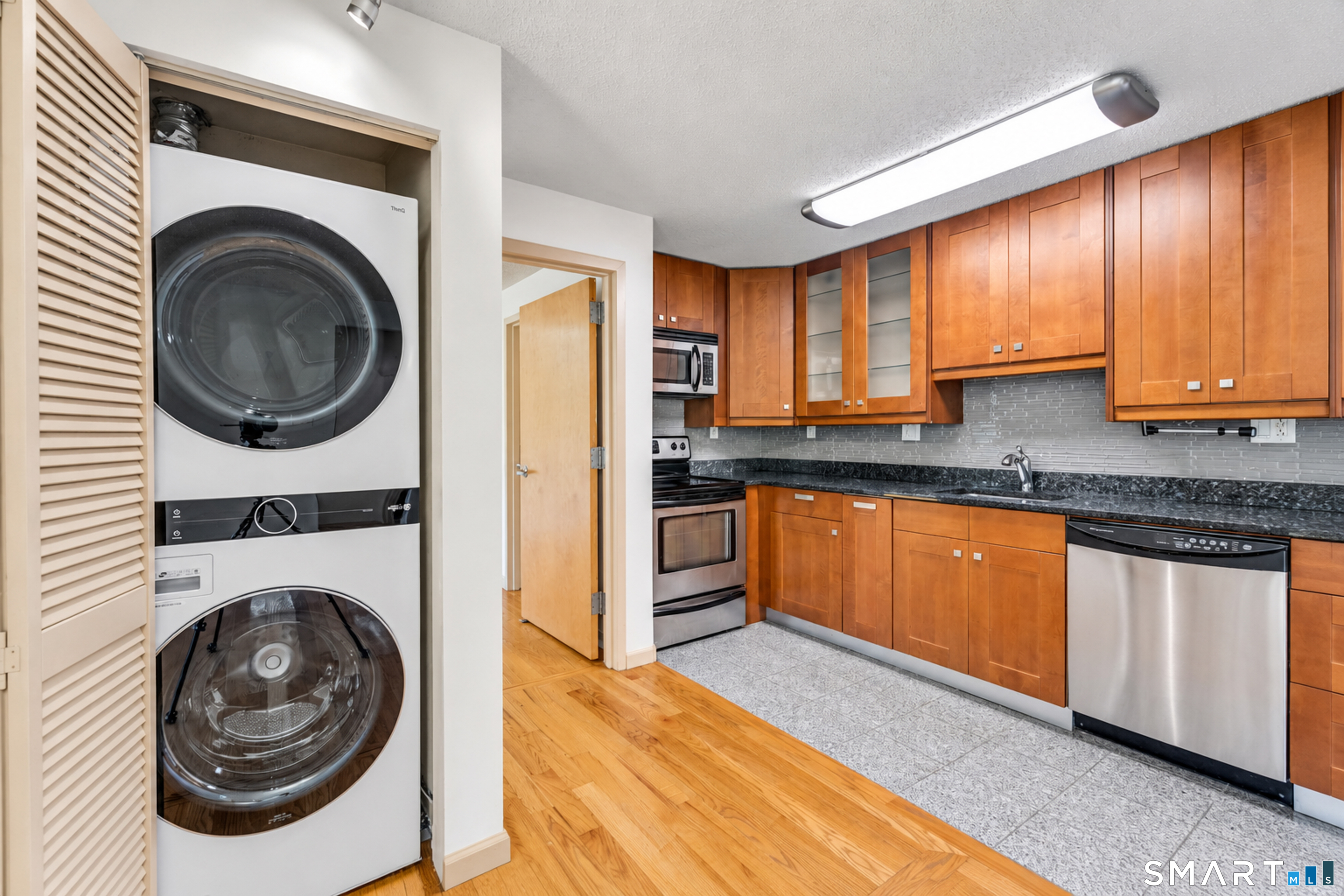 184 Pequot 305 Avenue Property Photo 10