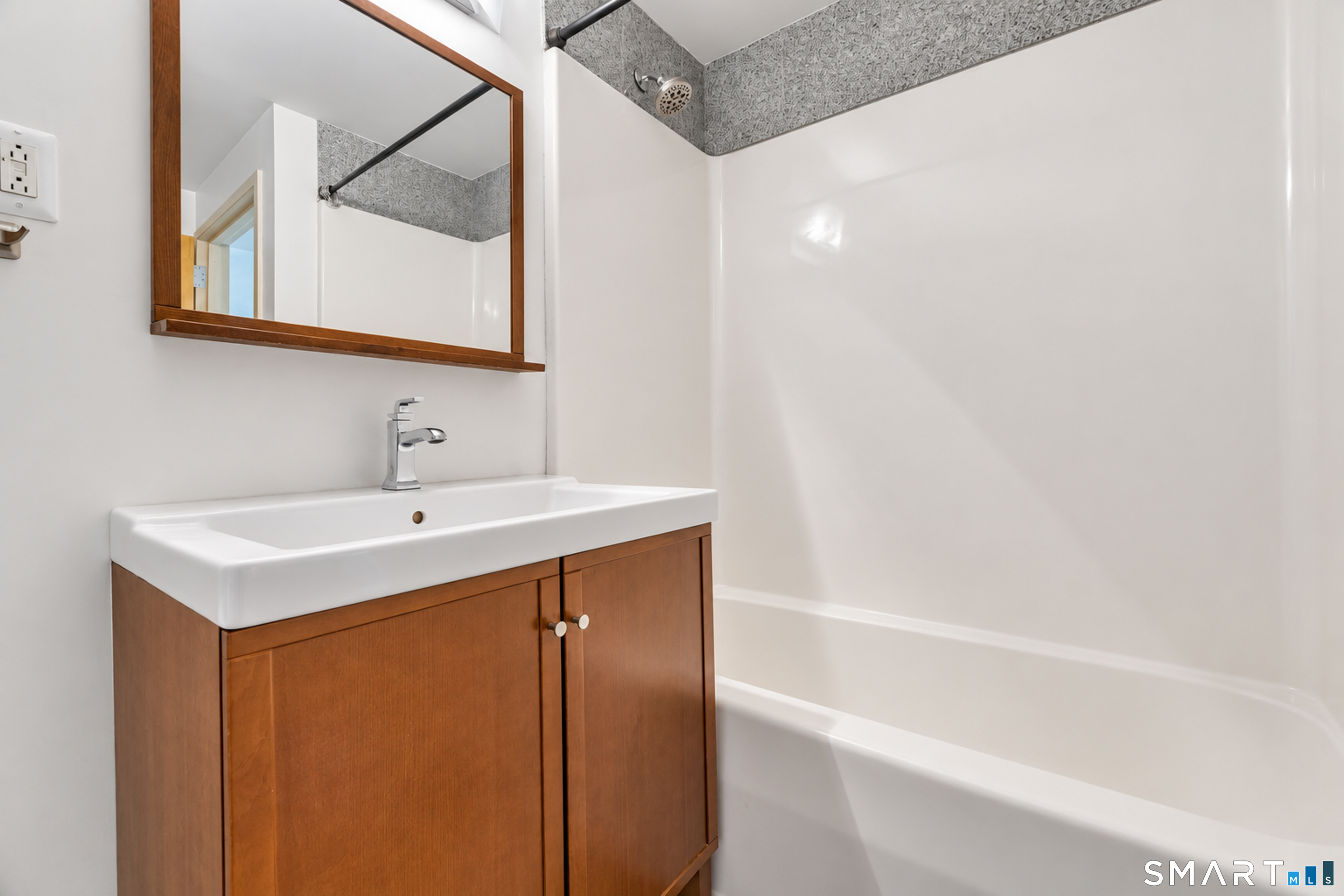 184 Pequot 305 Avenue Property Photo 16