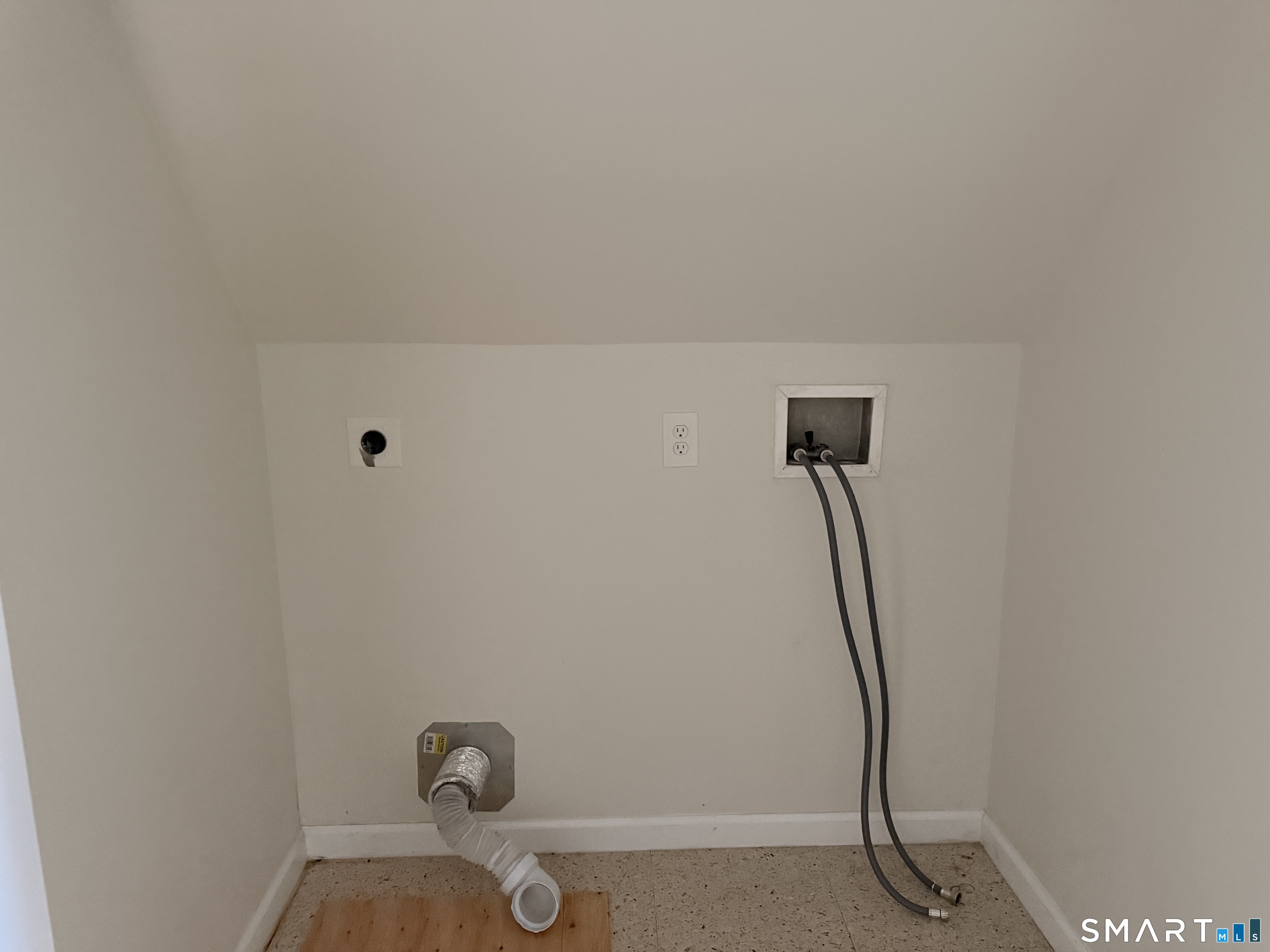 438 Hollister Avenue Property Photo 4