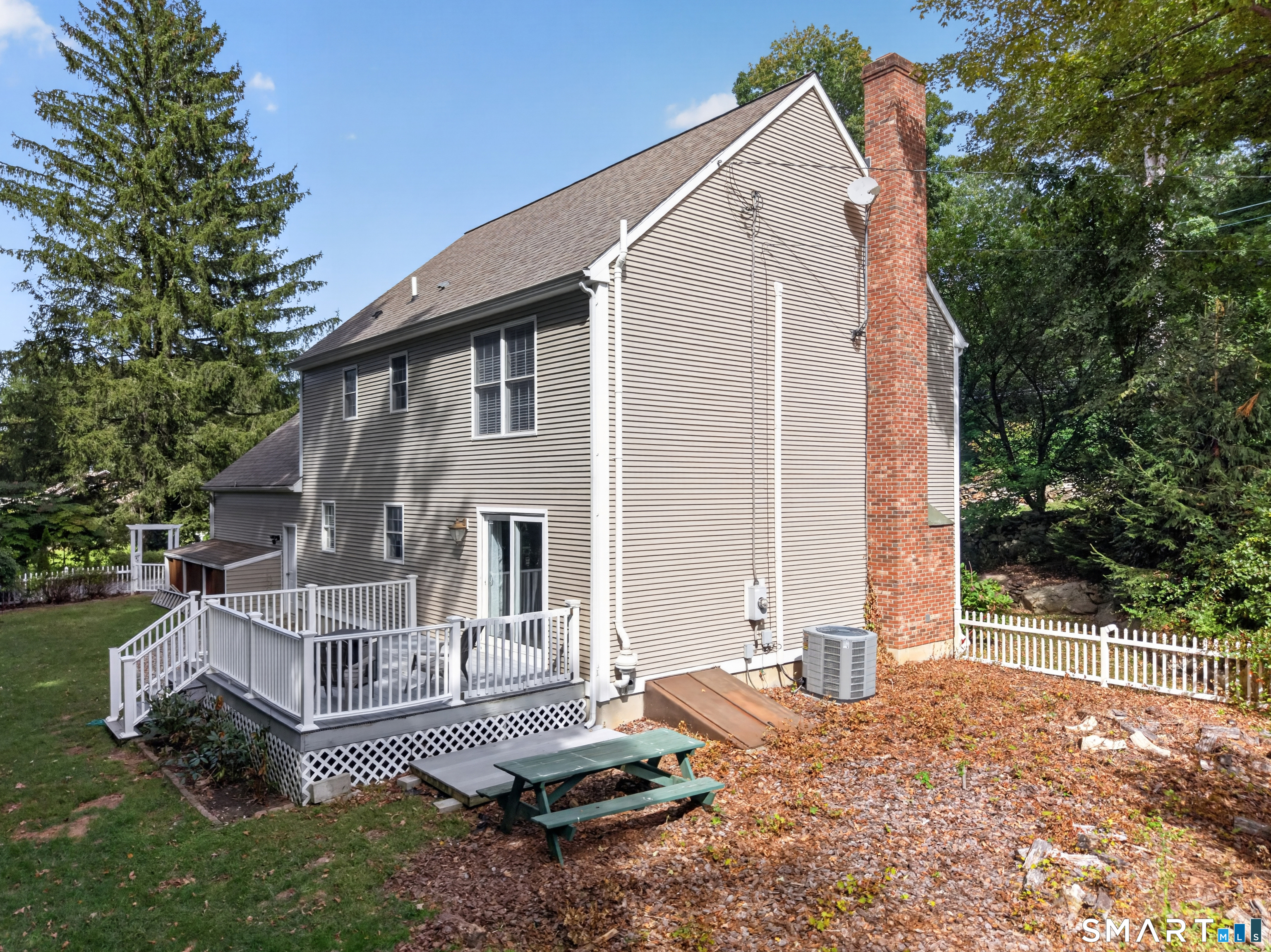 589 Town Street Property Photo 5