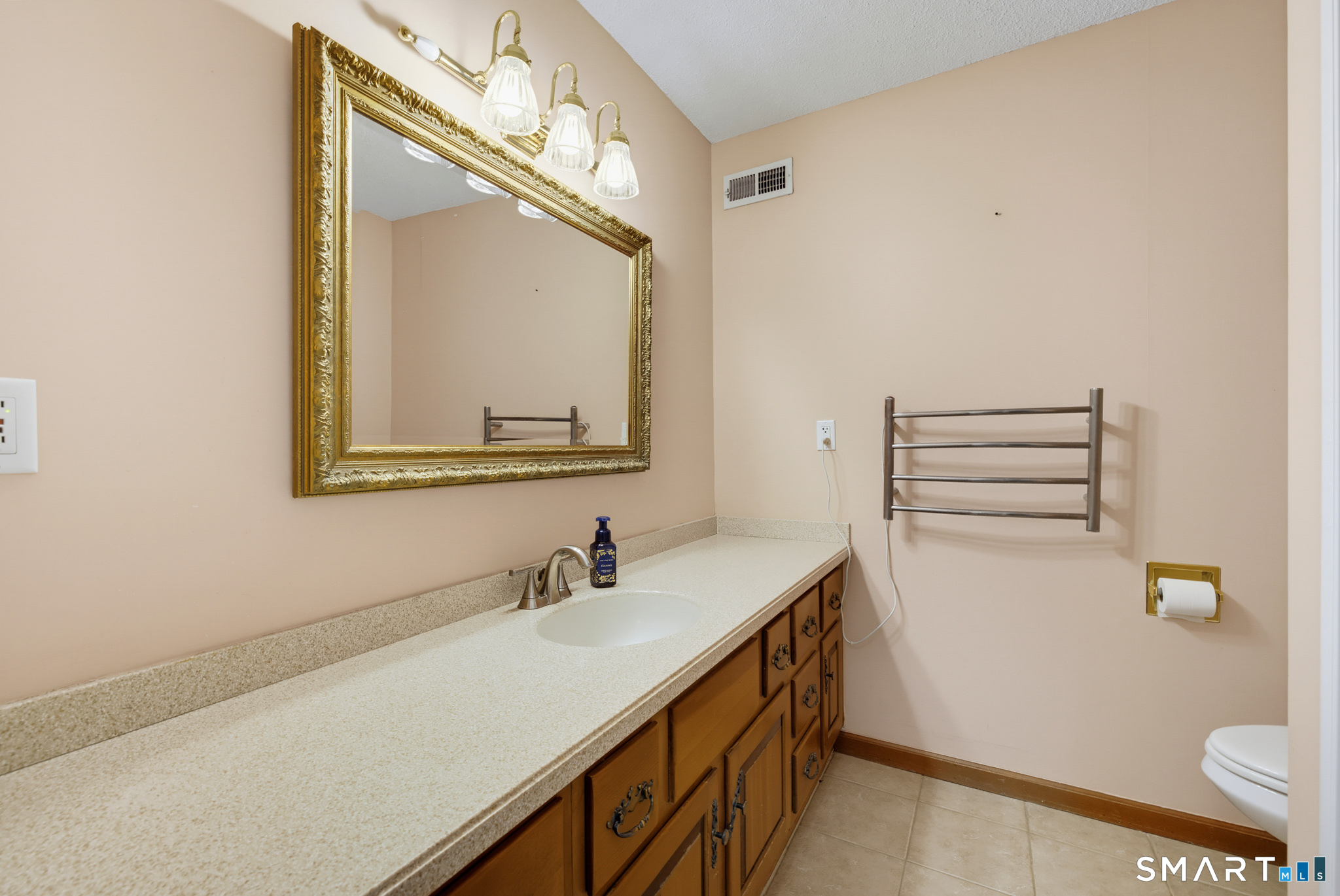 570 East South Street Property Photo 31